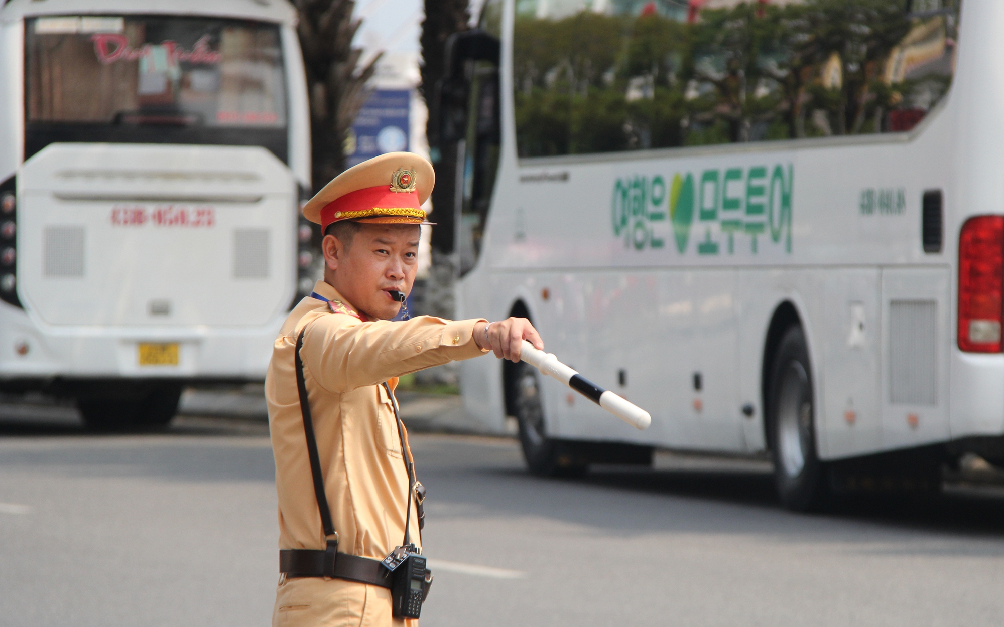 CSGT Đ&agrave; Nẵng mở đường cứu bệnh nh&acirc;n kịp thời giữa d&ograve;ng xe đ&ocirc;ng - Ảnh 2.