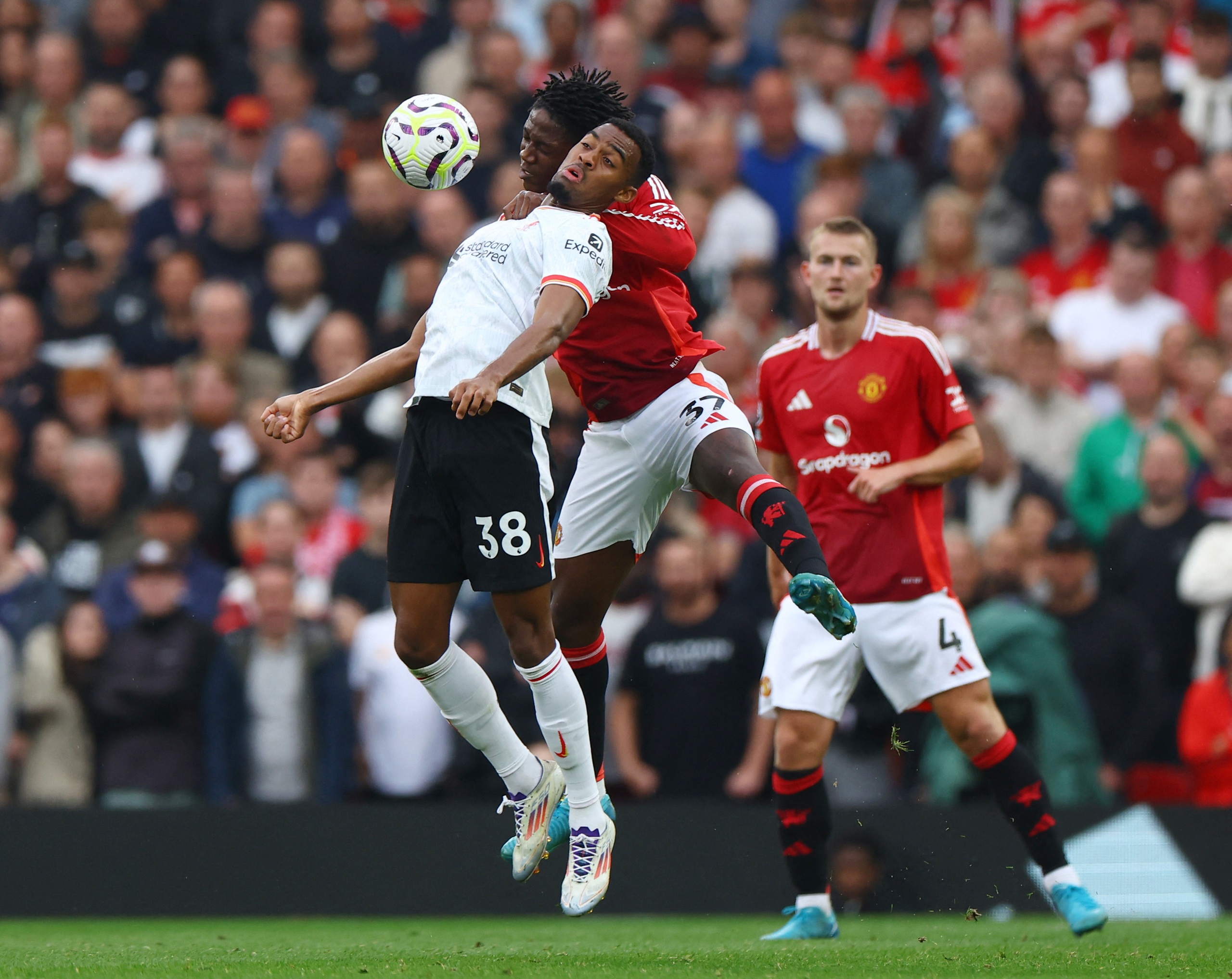 Rực lửa Old Trafford, Liverpool ba lần xé lưới "Quỷ đỏ"