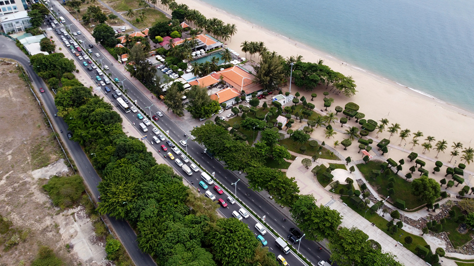 Nha Trang đông nghẹt du khách, ô tô xếp hàng dài trong ngày nghỉ lễ 2-9- Ảnh 1.