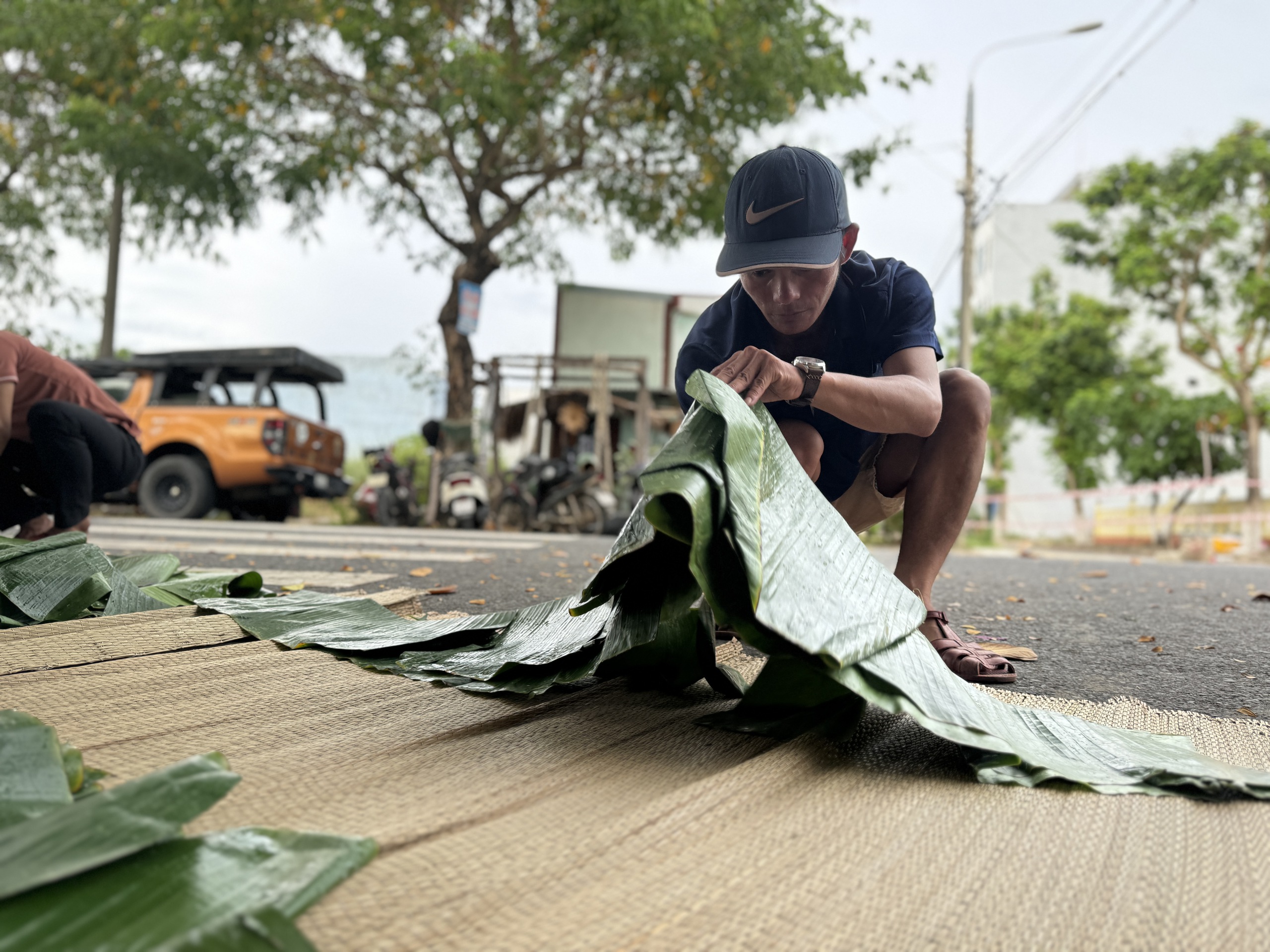 Đà Nẵng: Xuyên đêm nấu bánh tét gửi đồng bào vùng lũ lụt miền Bắc- Ảnh 1.