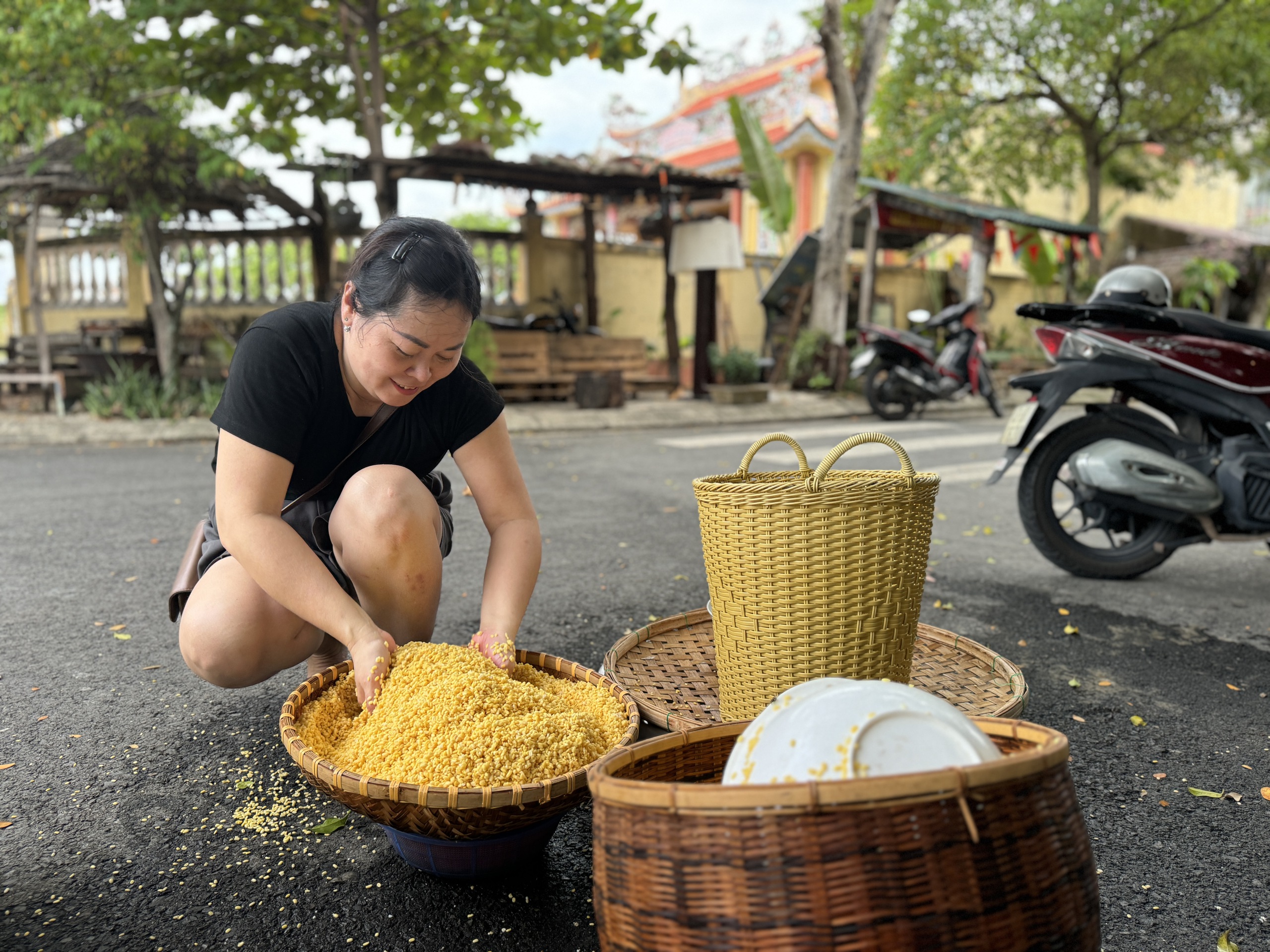 Đà Nẵng: Xuyên đêm nấu bánh tét gửi đồng bào vùng lũ lụt miền Bắc- Ảnh 3.