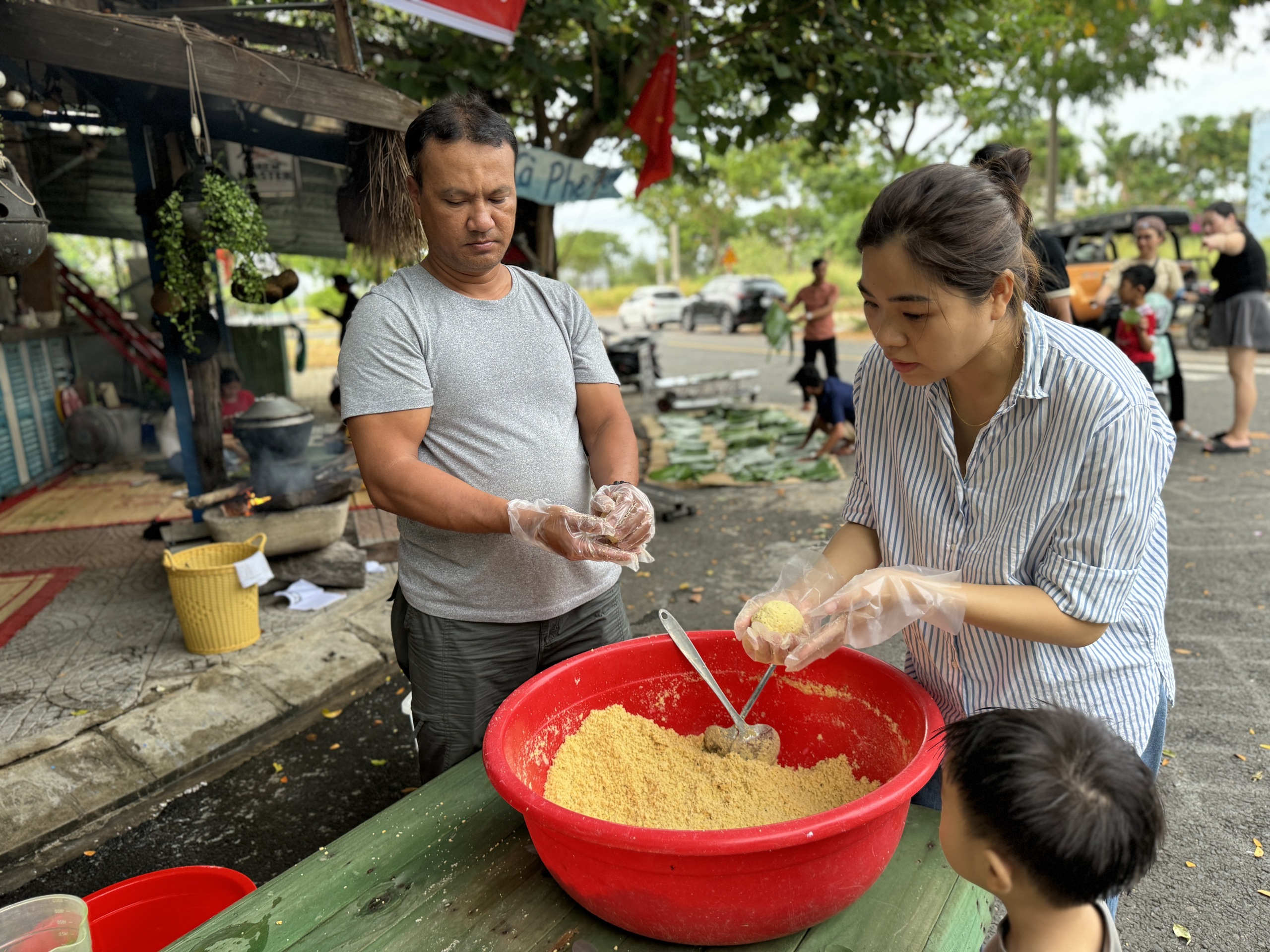 Đà Nẵng: Xuyên đêm nấu bánh tét gửi đồng bào vùng lũ lụt miền Bắc- Ảnh 4.