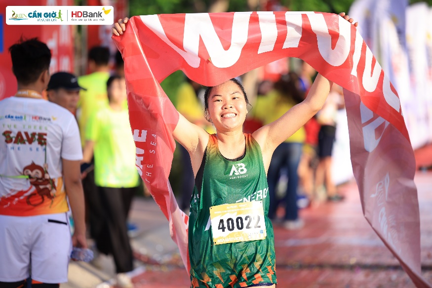 Q:\ChuyenDe\10-9\GỬI BÁO 10.9\Nông Thị Chang -  Vô địch chung cuộc nữ cự ly Marathon.jpg