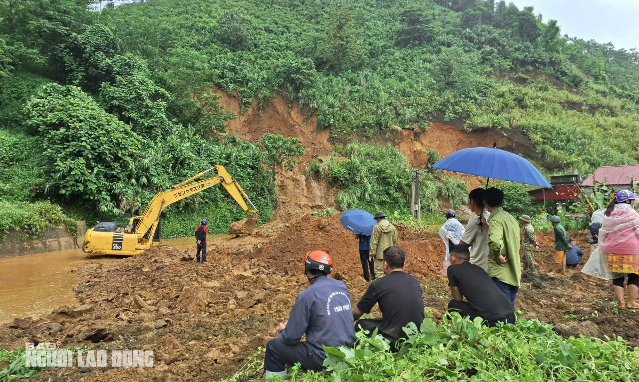 VIDEO: Thêm vụ sạt lở trên quốc lộ vùi lấp 6 người trong 1 gia đình ở Lào Cai- Ảnh 1.