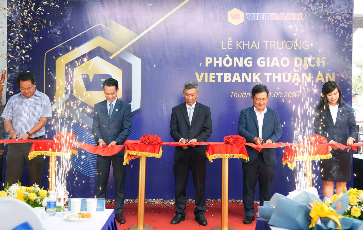 Vietbank và “cú đúp” trong ngày khai trương Điểm Giao dịch thứ 119 - Phòng Giao dịch Vietbank Thuận An- Ảnh 1.