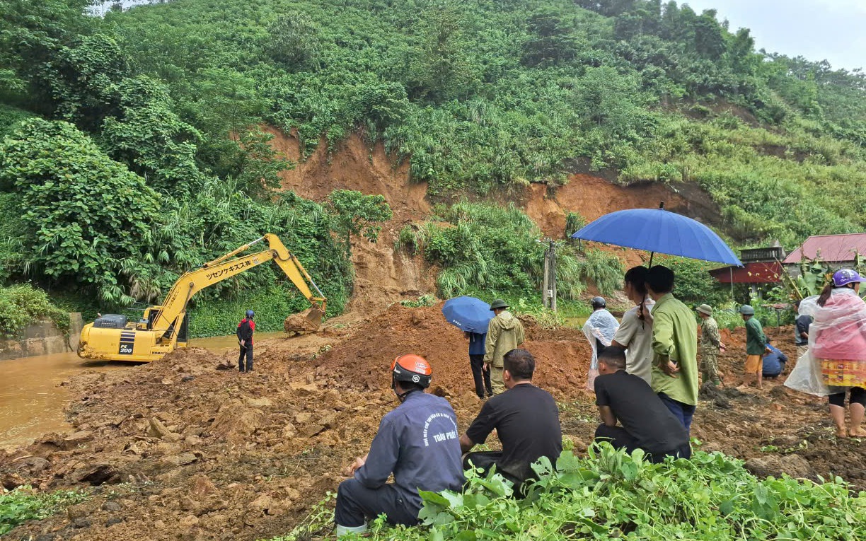 VIDEO: Thêm vụ sạt lở trên quốc lộ vùi lấp 6 người trong 1 gia đình ở Lào Cai