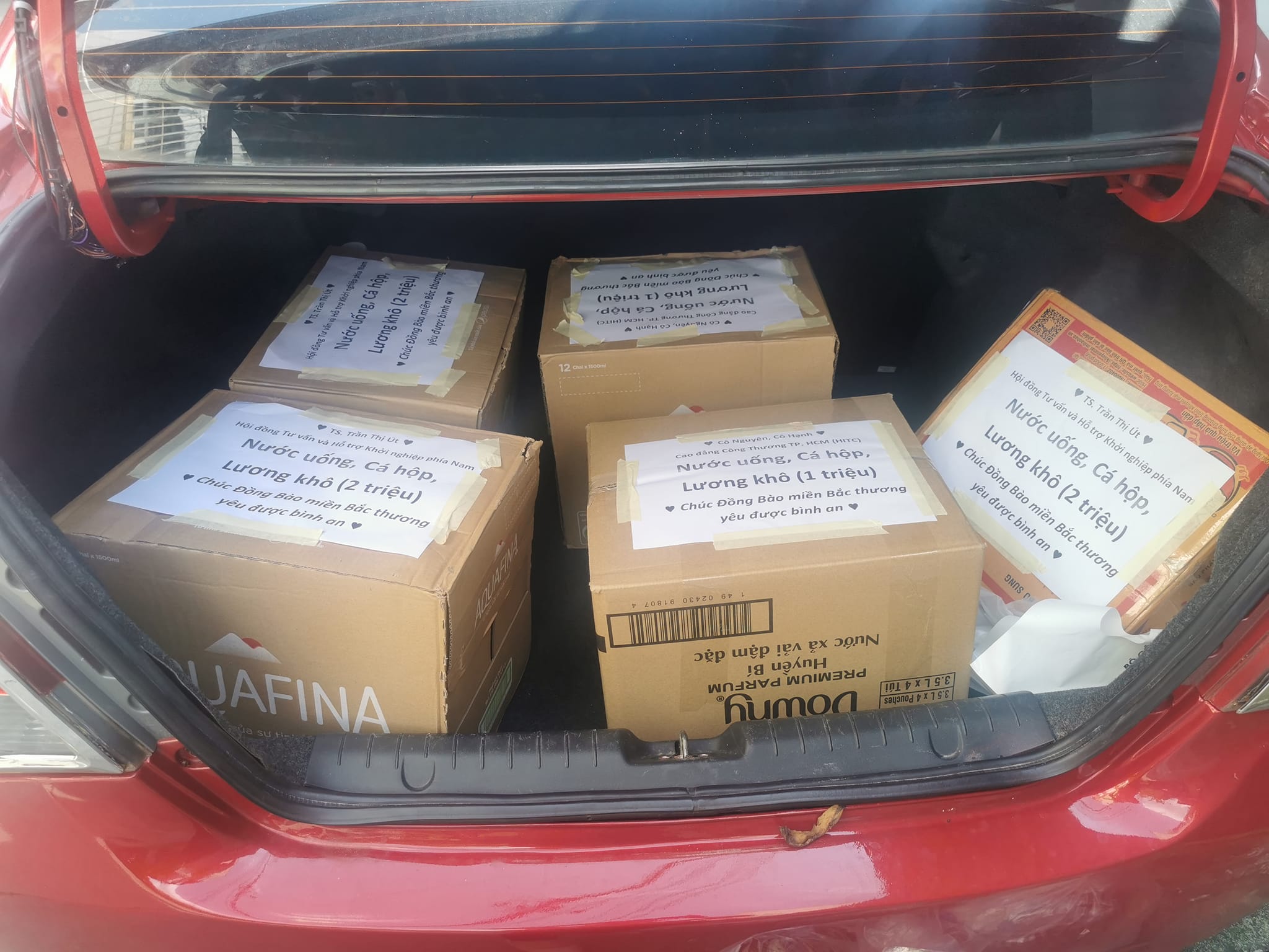 ប៉ះរូបភាពសាស្ត្រាចារ្យ និងសិស្សានុសិស្សនៅទីក្រុងហូជីមិញអស់ពីចិត្តជួយតំបន់លិចទឹក - រូបថត ២. Xúc động hình ảnh giảng viên, sinh viên TP HCM dốc lòng hỗ trợ vùng lũ- Ảnh 2.