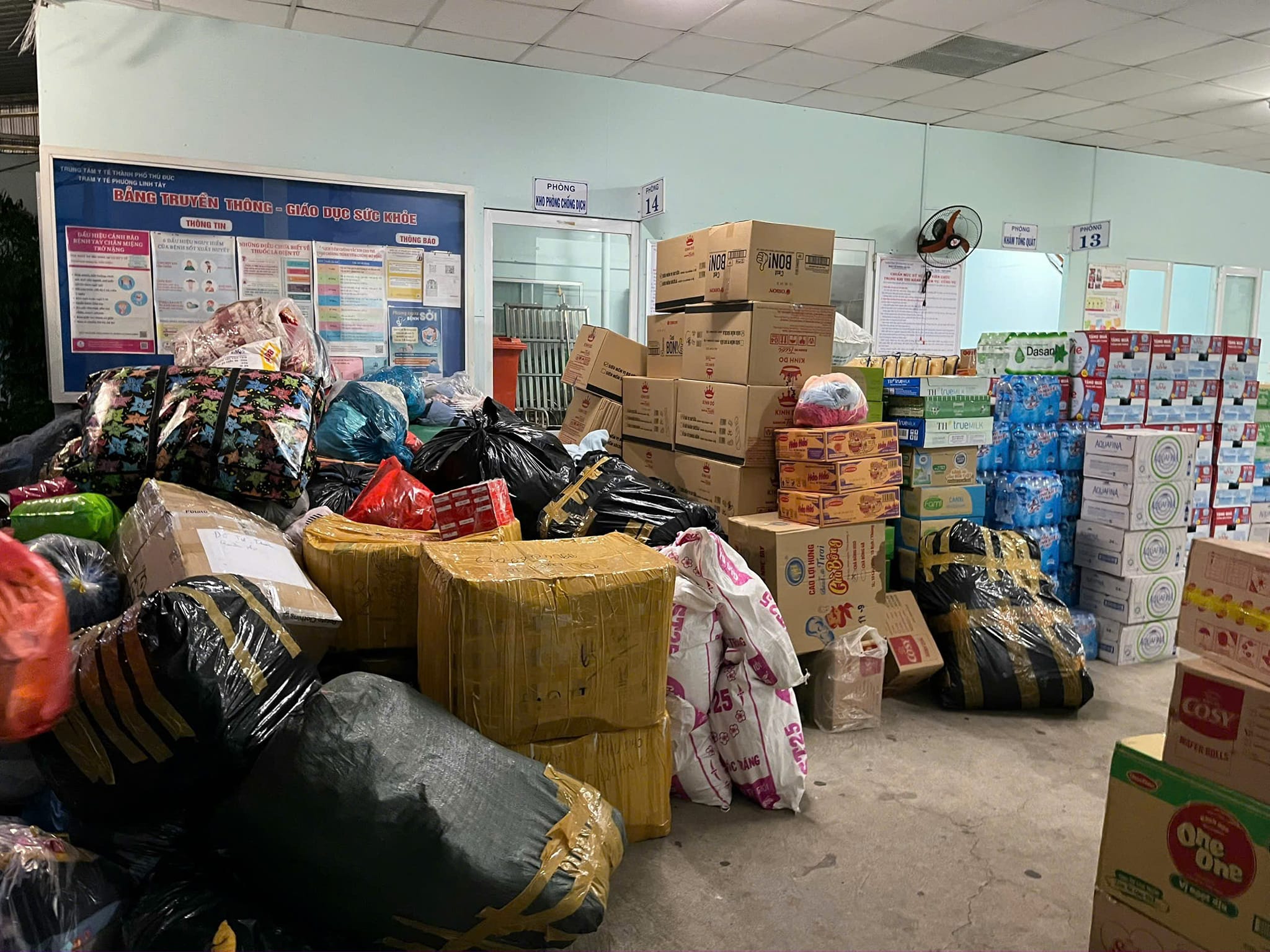 ប៉ះរូបភាពសាស្ត្រាចារ្យ និងសិស្សានុសិស្សនៅទីក្រុងហូជីមិញអស់ពីចិត្តជួយតំបន់រងគ្រោះដោយទឹកជំនន់ - រូបថត ៣. Xúc động hình ảnh giảng viên, sinh viên TP HCM dốc lòng hỗ trợ vùng lũ- Ảnh 3.