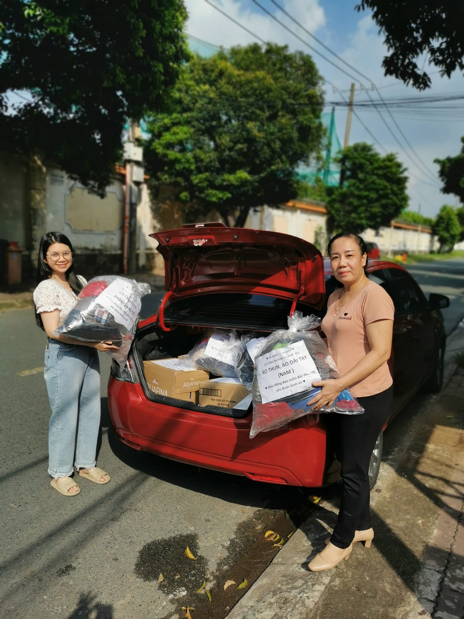 ប៉ះរូបភាពសាស្ត្រាចារ្យ និងសិស្សានុសិស្សនៅទីក្រុងហូជីមិញអស់ពីចិត្តជួយតំបន់រងគ្រោះដោយទឹកជំនន់ - រូបថត ១. Xúc động hình ảnh giảng viên, sinh viên TP HCM dốc lòng hỗ trợ vùng lũ- Ảnh 1.