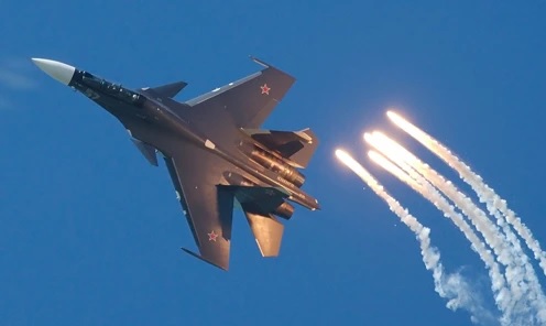 Tiêm kích Su-30SM bắn pháo sáng chống tên lửa tầm nhiệt. Ảnh: Aviationist