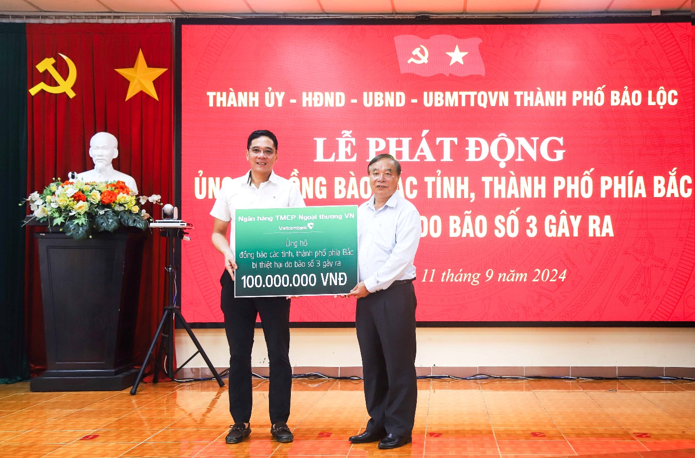 Cán bộ nhân viên Vietcombank ủng hộ 1 ngày lương hỗ trợ đồng bào bị thiệt hại do bão số 3- Ảnh 2.