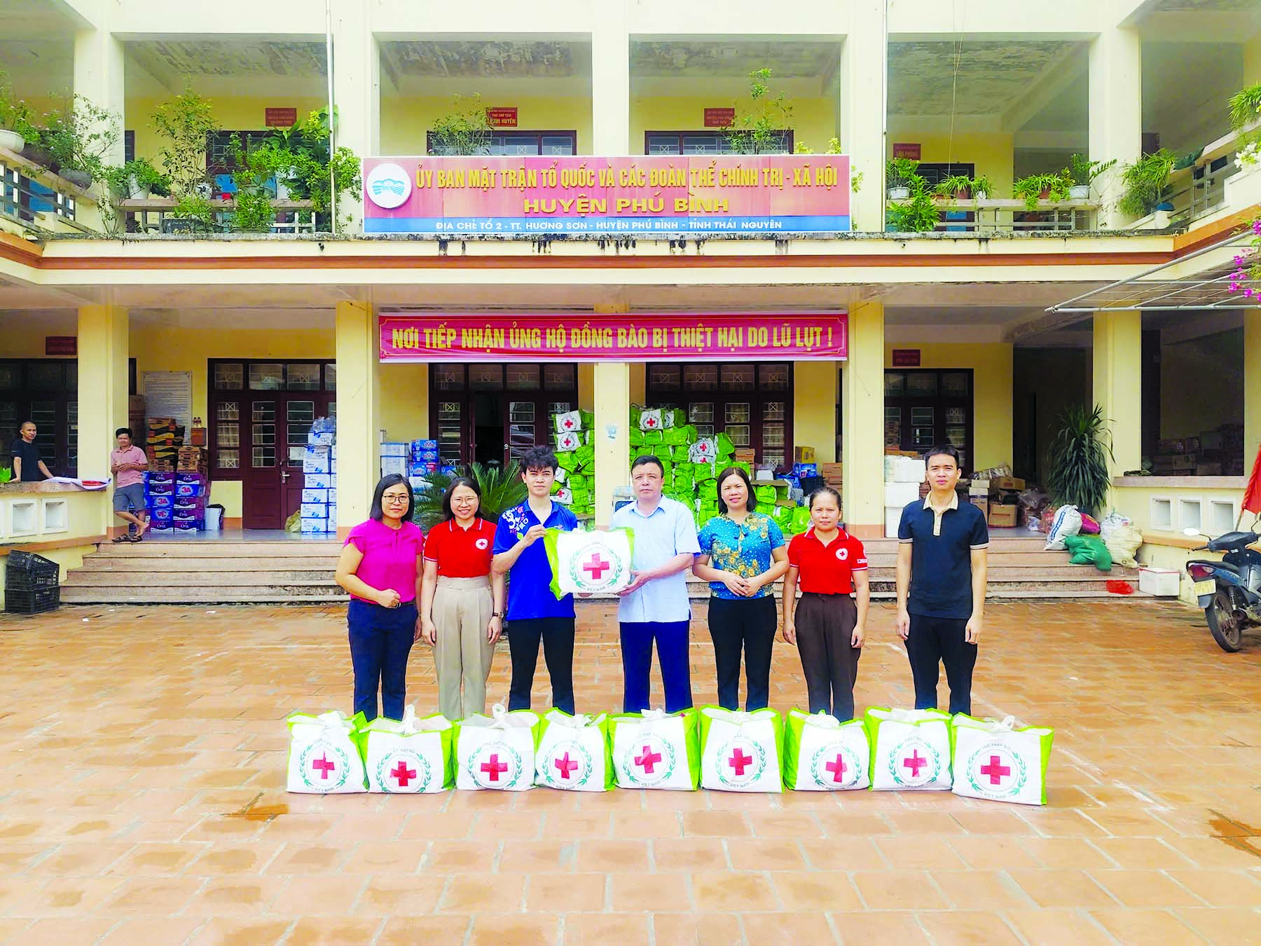 Co.opmart khu vực miền Bắc phối hợp cùng Trung ương Hội Chữ thập đỏ trao phần hỗ trợ nhu yếu phẩm cho người dân Co.opmart khu vực miền Bắc phối hợp cùng Trung ương Hội Chữ thập đỏ trao phần hỗ trợ nhu yếu phẩm cho người dân