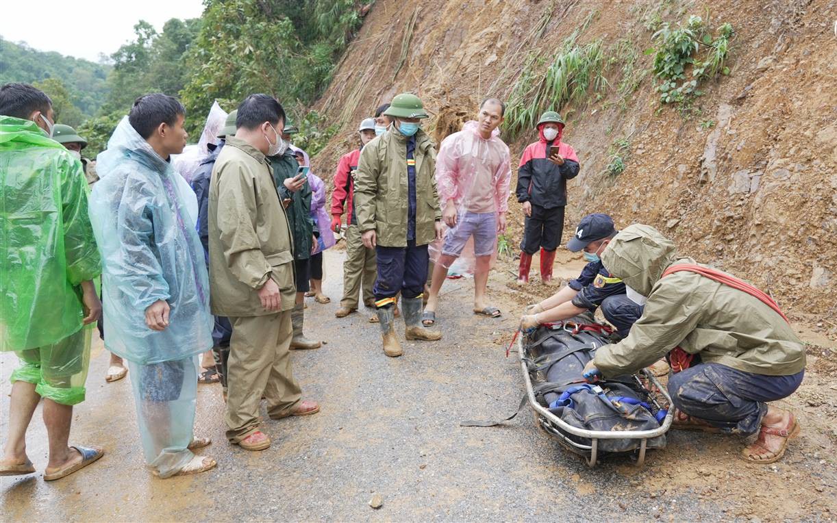 Vụ sạt lở đẩy xe khách, nhiều ôtô con xuống suối: Tìm thấy thi thể 26 nạn nhân