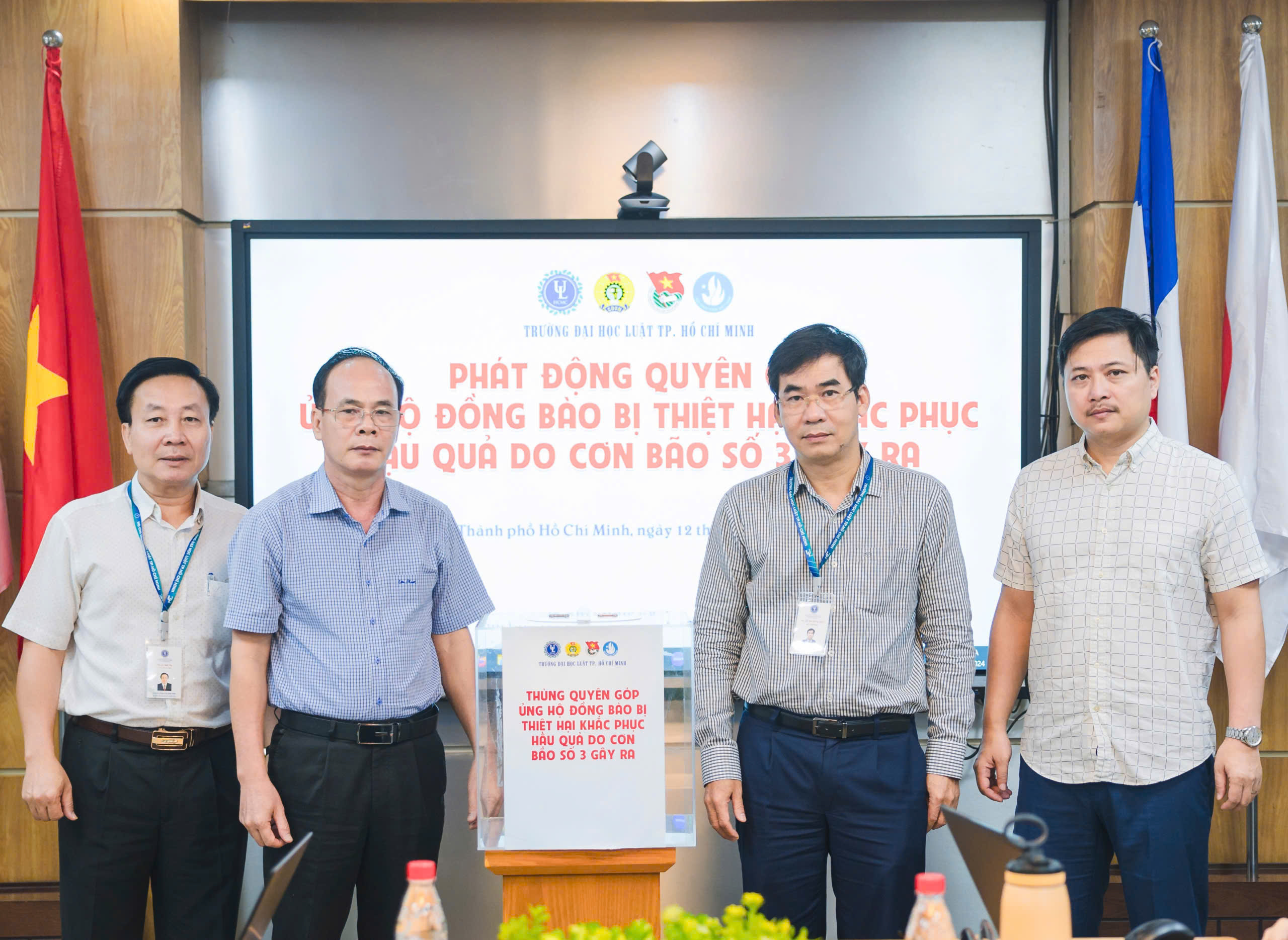 ប៉ះរូបភាពសាស្ត្រាចារ្យ និងសិស្សានុសិស្សនៅទីក្រុងហូជីមិញដោយស្មោះអស់ពីចិត្តជួយតំបន់លិចទឹក - រូបថត ៦. Xúc động hình ảnh giảng viên, sinh viên TP HCM dốc lòng hỗ trợ vùng lũ- Ảnh 6.