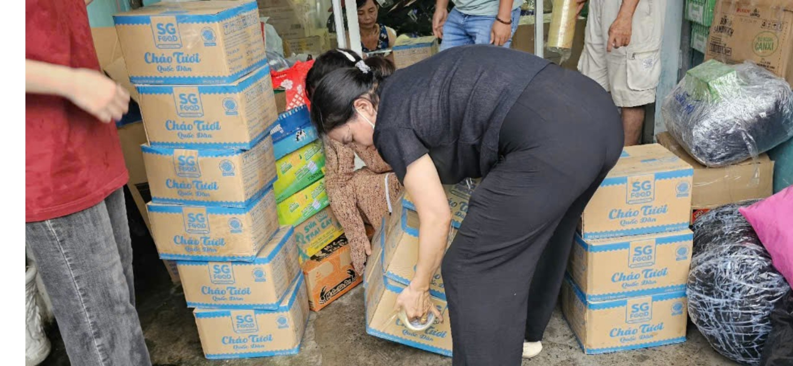 ប៉ះរូបភាពរបស់សាស្ត្រាចារ្យ និងសិស្សានុសិស្សនៅទីក្រុងហូជីមិញដោយស្មោះអស់ពីចិត្តជួយតំបន់លិចទឹក - រូបថត ៥. Xúc động hình ảnh giảng viên, sinh viên TP HCM dốc lòng hỗ trợ vùng lũ- Ảnh 5.