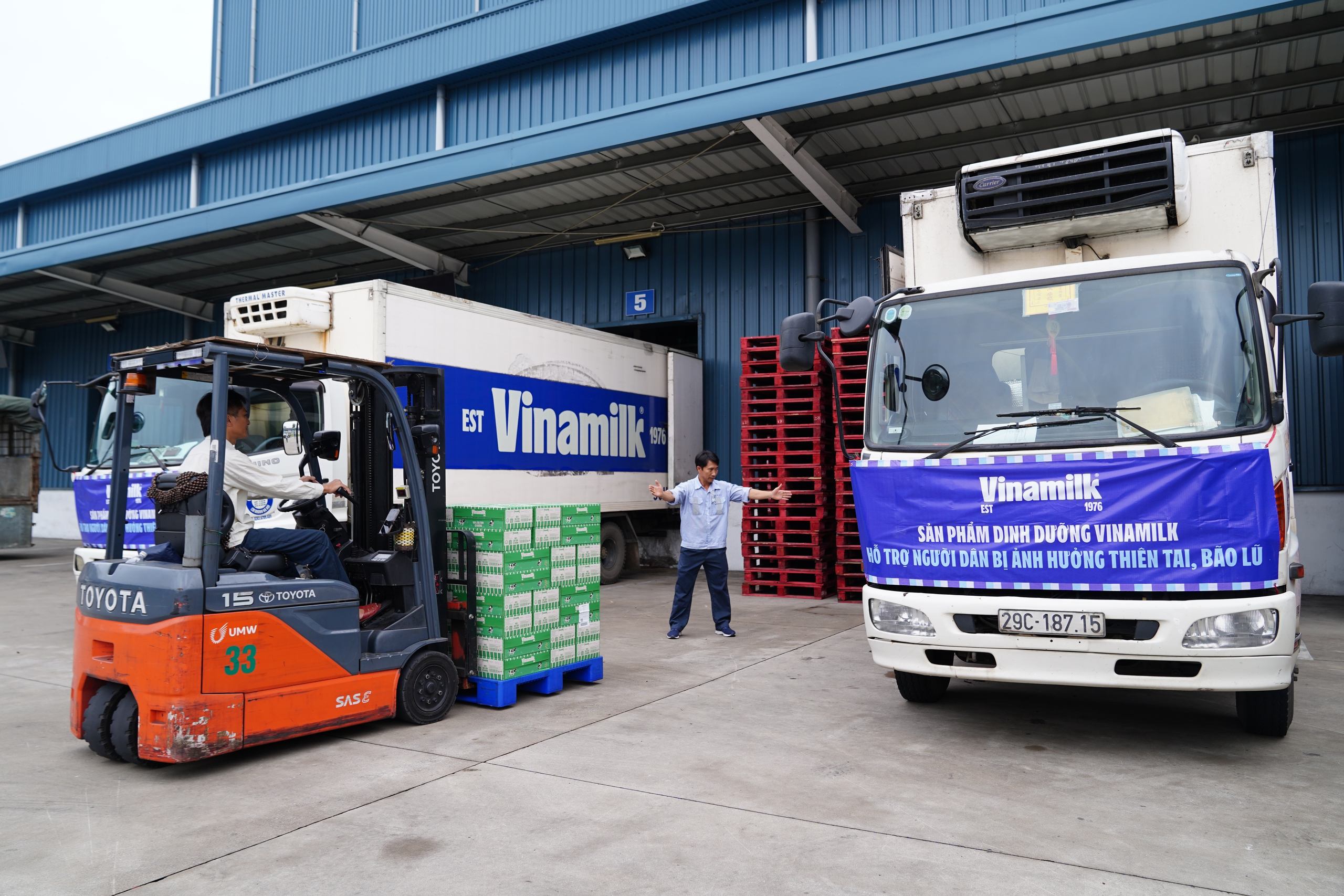 Vinamilk kịp thời hỗ trợ 550.000 sản phẩm thiết yếu cho người dân vùng bão lũ- Ảnh 1. Vinamilk kịp thời hỗ trợ 550.000 sản phẩm thiết yếu cho người dân vùng bão lũ- Ảnh 1.