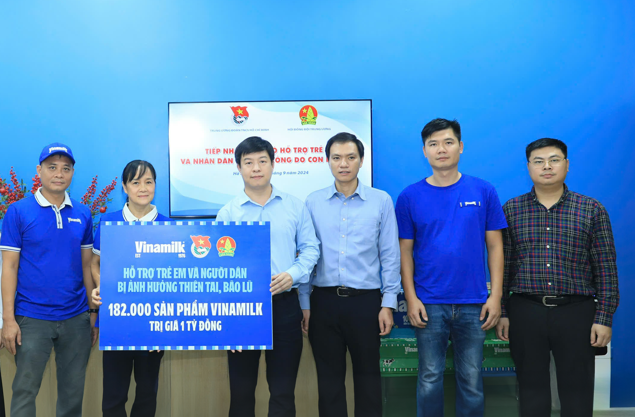 Vinamilk kịp thời hỗ trợ 550.000 sản phẩm thiết yếu cho người dân vùng bão lũ- Ảnh 2. Vinamilk kịp thời hỗ trợ 550.000 sản phẩm thiết yếu cho người dân vùng bão lũ- Ảnh 2.