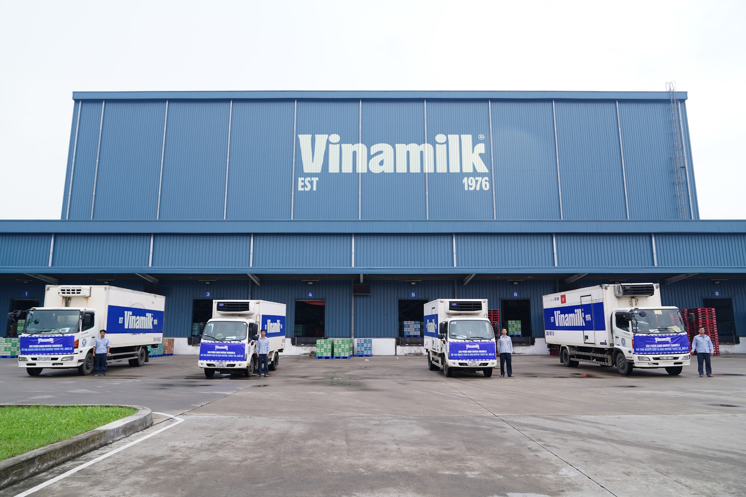 Vinamilk kịp thời hỗ trợ 550.000 sản phẩm thiết yếu cho người dân vùng bão lũ- Ảnh 4. Vinamilk kịp thời hỗ trợ 550.000 sản phẩm thiết yếu cho người dân vùng bão lũ- Ảnh 4.