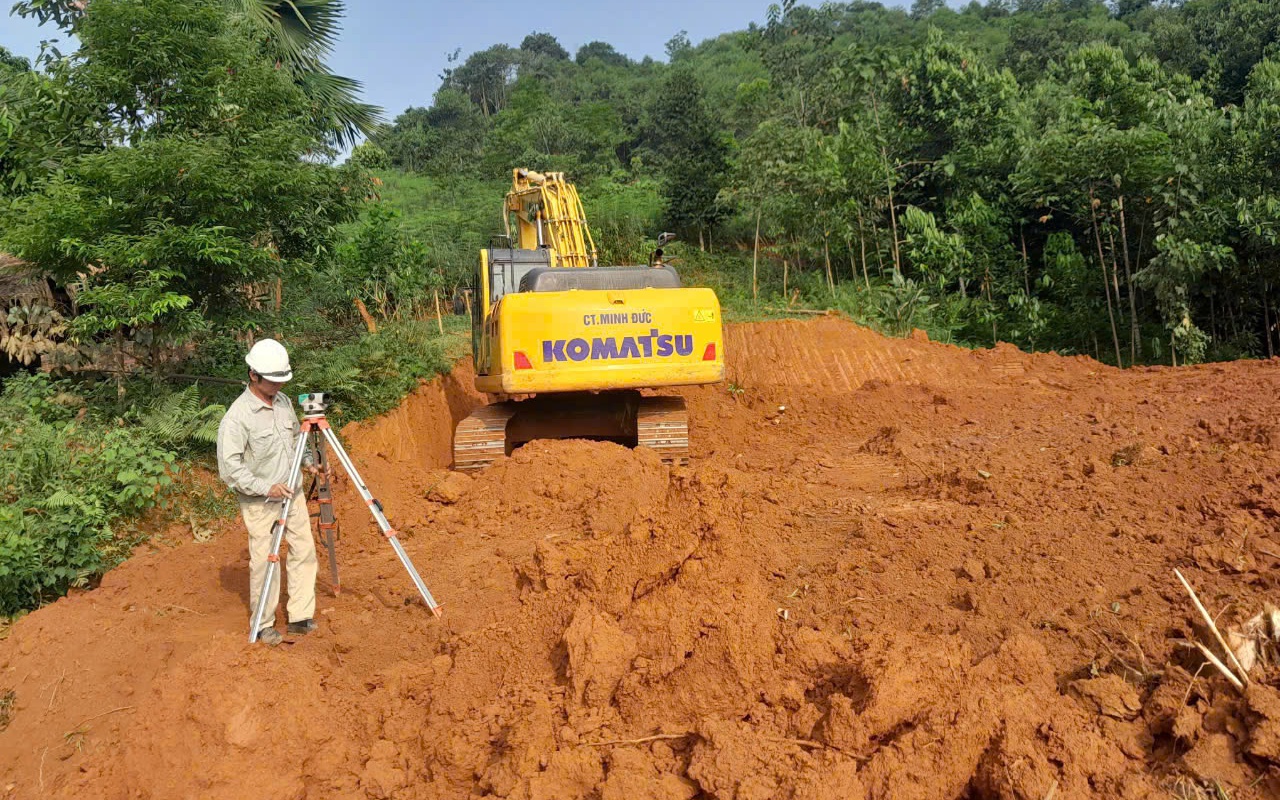 Huy động máy móc xây dựng khu tái định cư cho 40 hộ dân Làng Nủ