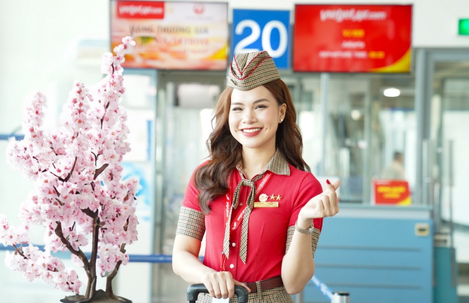 C:\Users\ADMIN\Downloads\Vietjet cabin crew.jpg