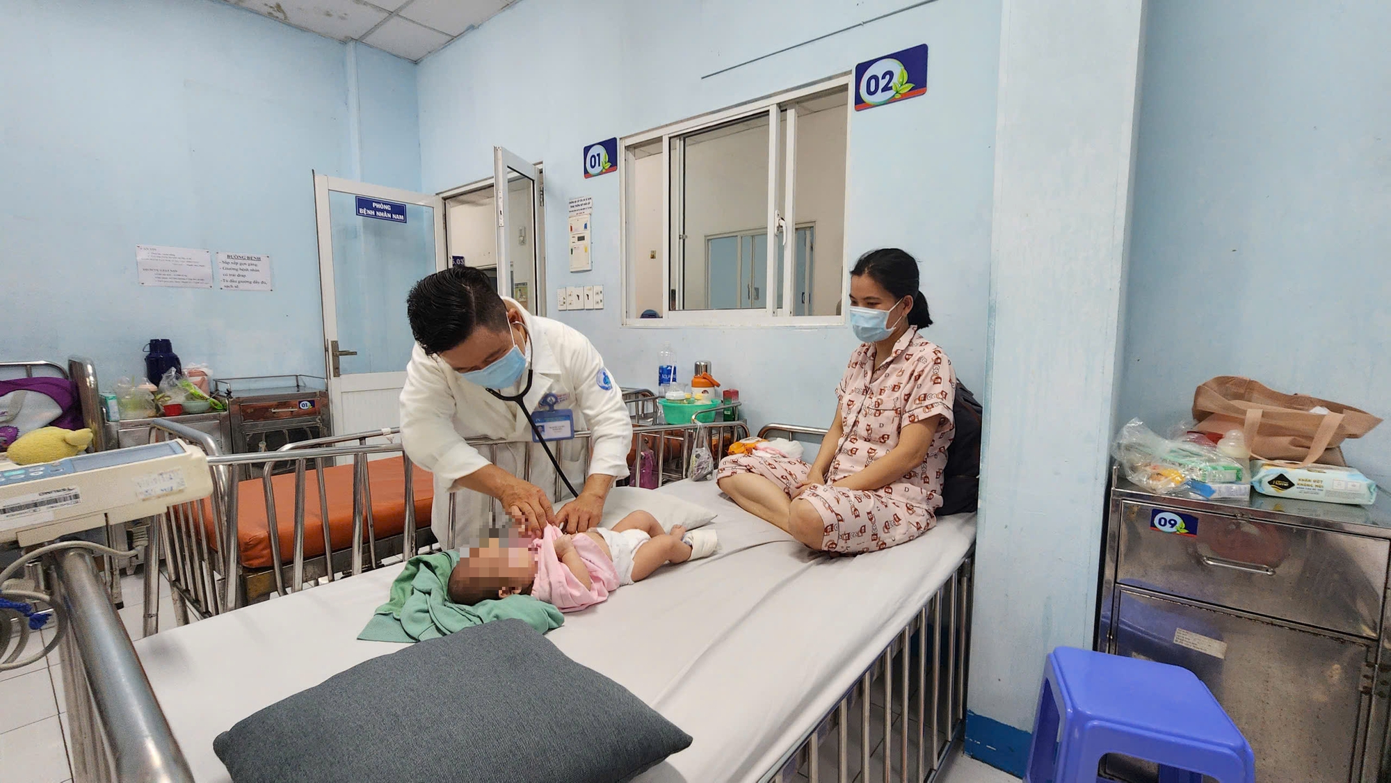 Bác sĩ thăm khám cho trẻ mắc bệnh sởi tại Bệnh viện Nhi Đồng 1. Ảnh: Hải Yến