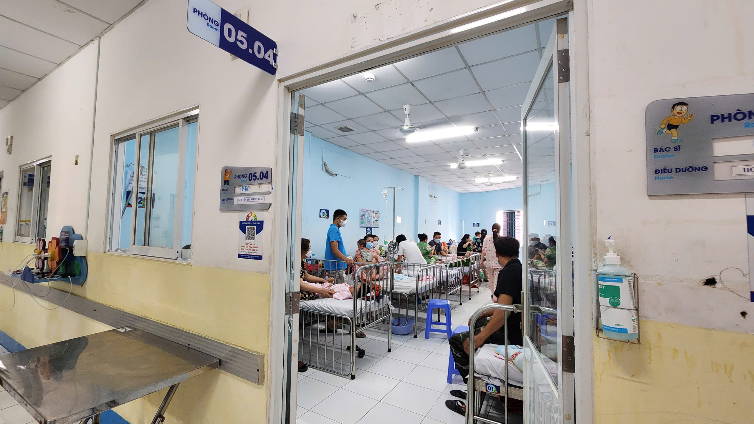 Bệnh nhi điều trị sởi tại Bệnh viện Nhi Đồng 1. Ảnh: Hải Yến