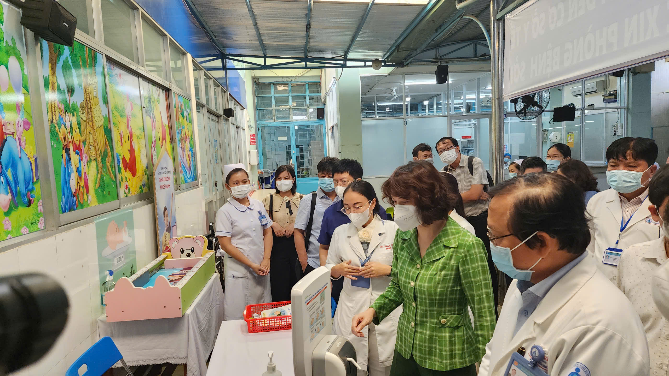 Bộ Y tế giám sát công tác phòng ngừa bệnh sởi tại khu khám bệnh của Bệnh viện Nhi Đồng 1. Ảnh: Hải Yến