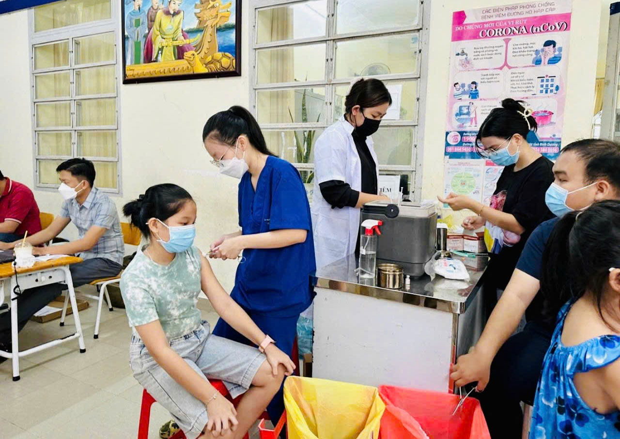Người dân ở tỉnh Bình Dương đưa trẻ đi tiêm vắc-xin phòng bệnh sởi. Ảnh THANH THẢO