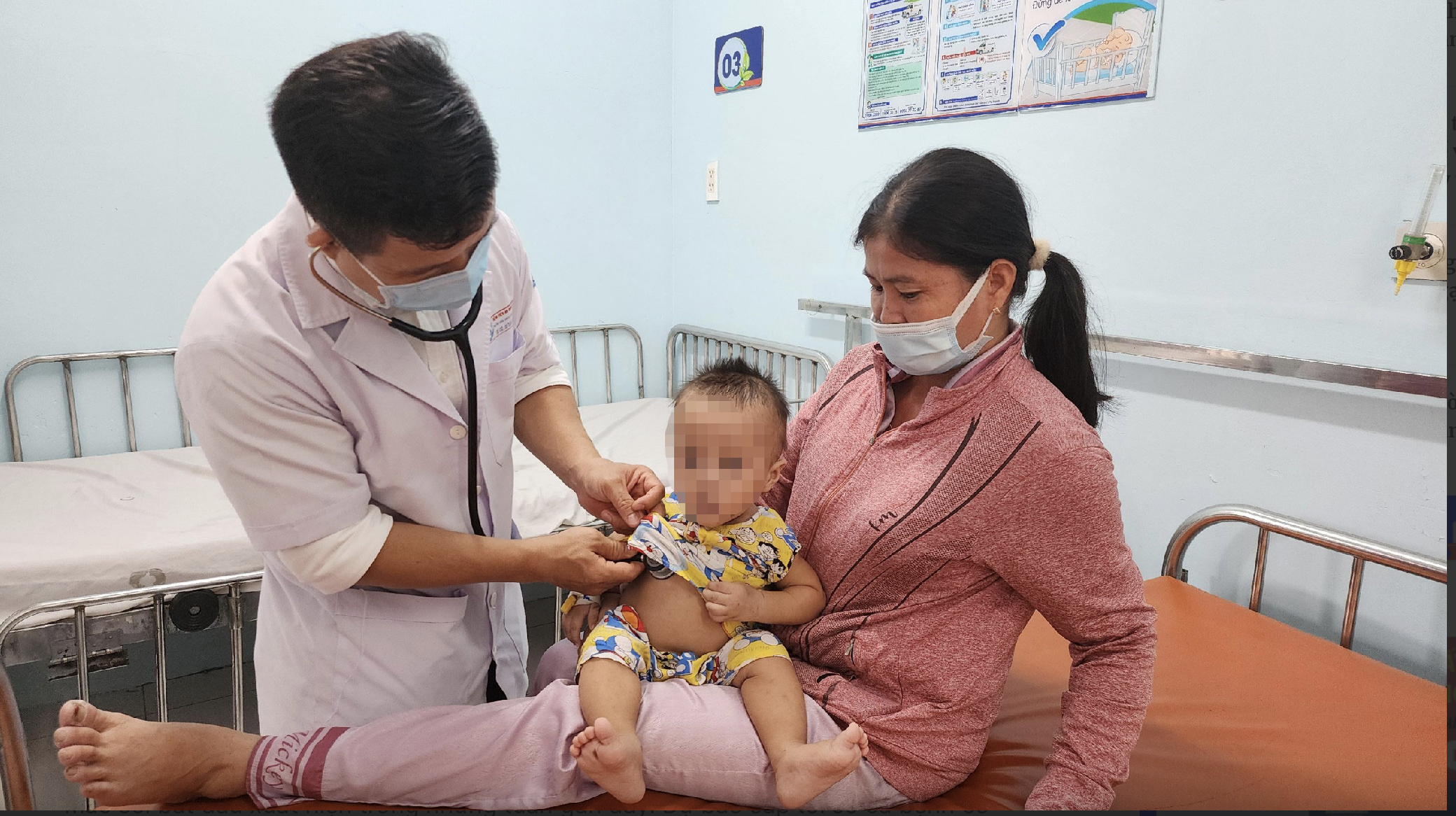 Trẻ mắc bệnh sởi được thăm khám tại Bệnh viện Nhi đồng 1 (TP HCM). Ảnh: Hải Yến