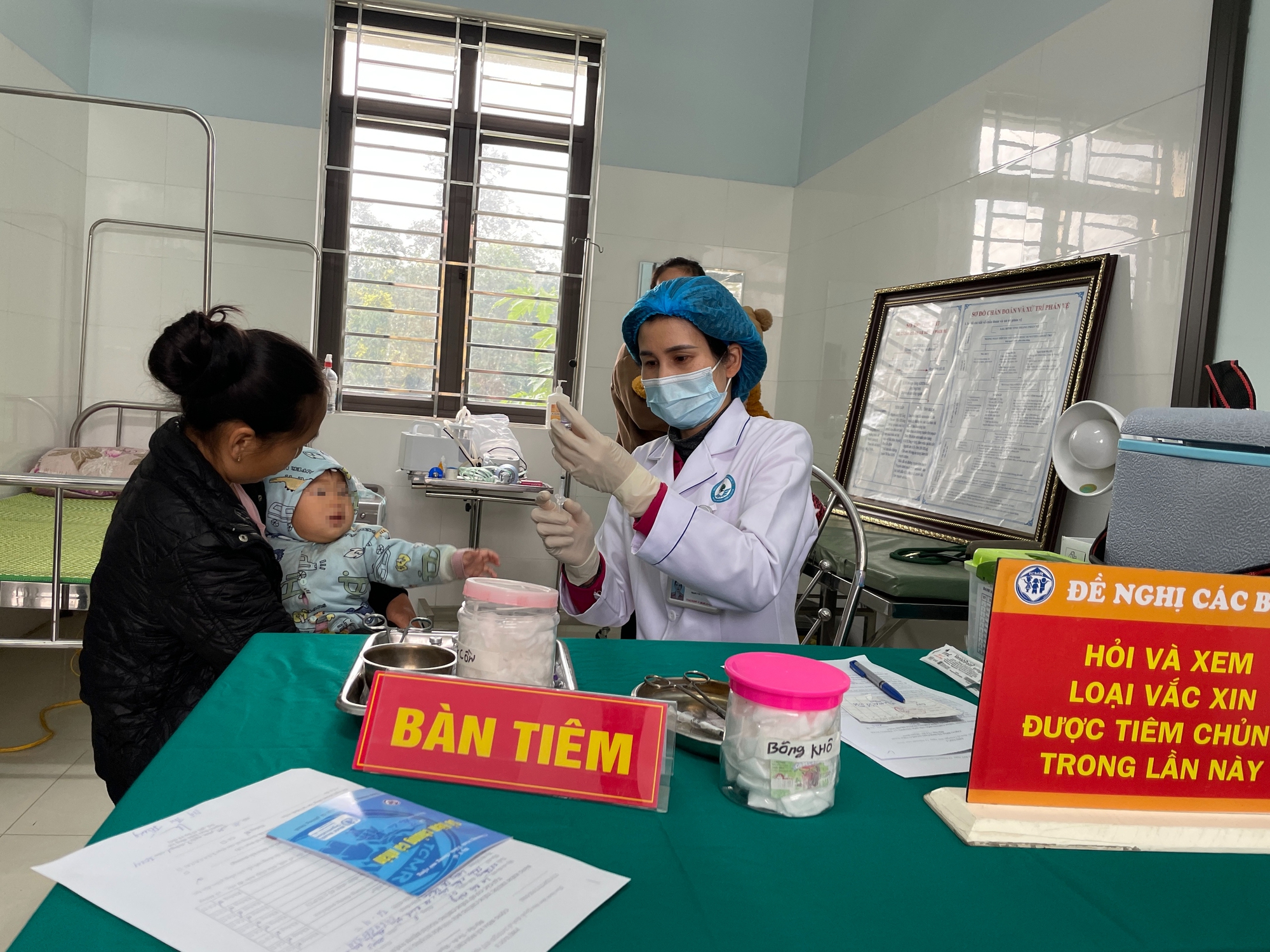 Tiêm vắc-xin cho trẻ để ngừa bệnh sởi. Ảnh Ngọc Dung