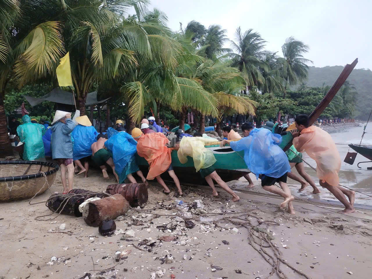 Áp thấp nhiệt đới sắp thành bão số 4: Miền Trung mưa trắng trời, nhà dân tốc mái do dông lốc- Ảnh 13.