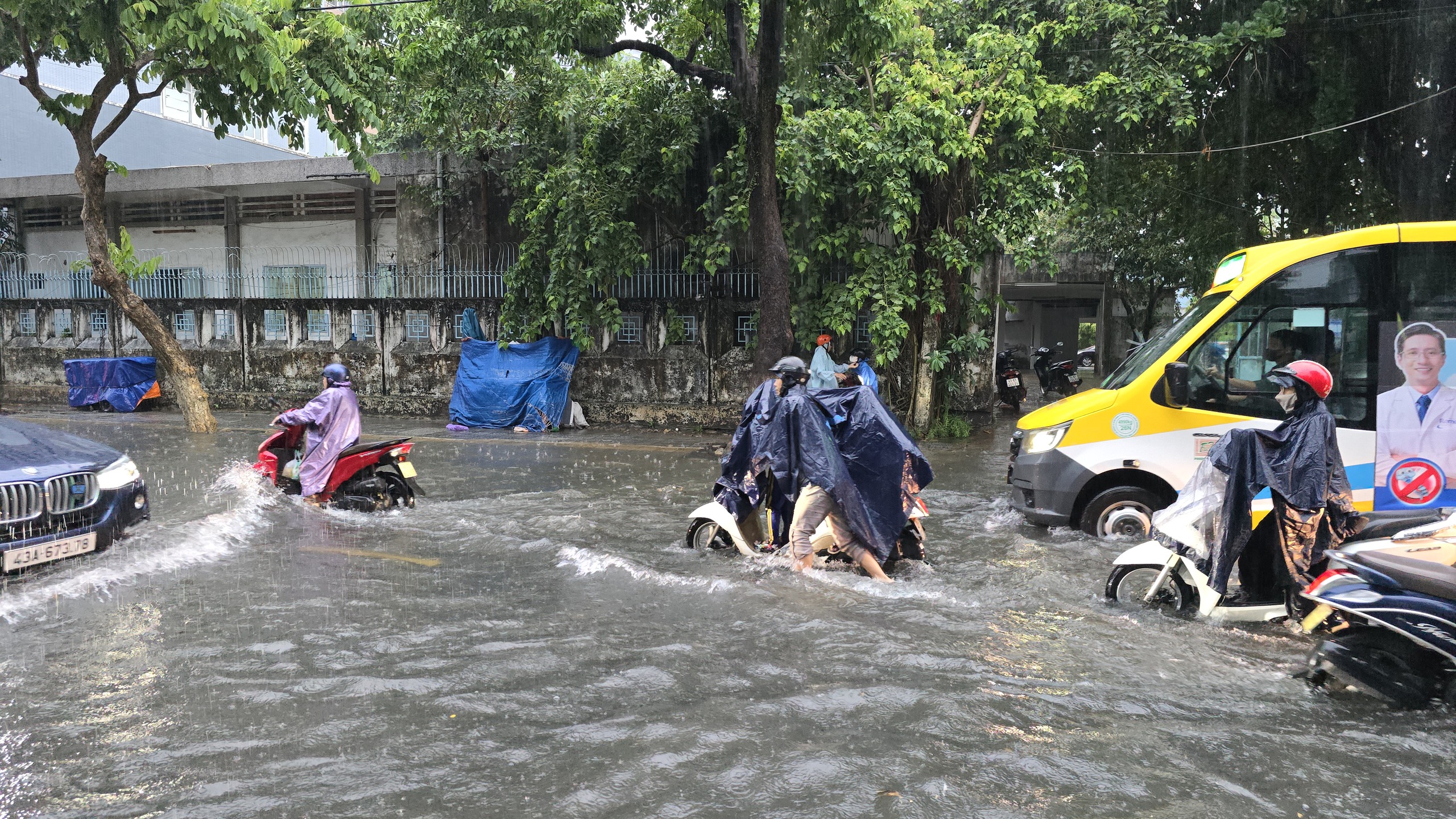 Đà Nẵng: Đường ngập sau mưa lớn, phụ huynh bì bõm đưa con đến trường- Ảnh 4.