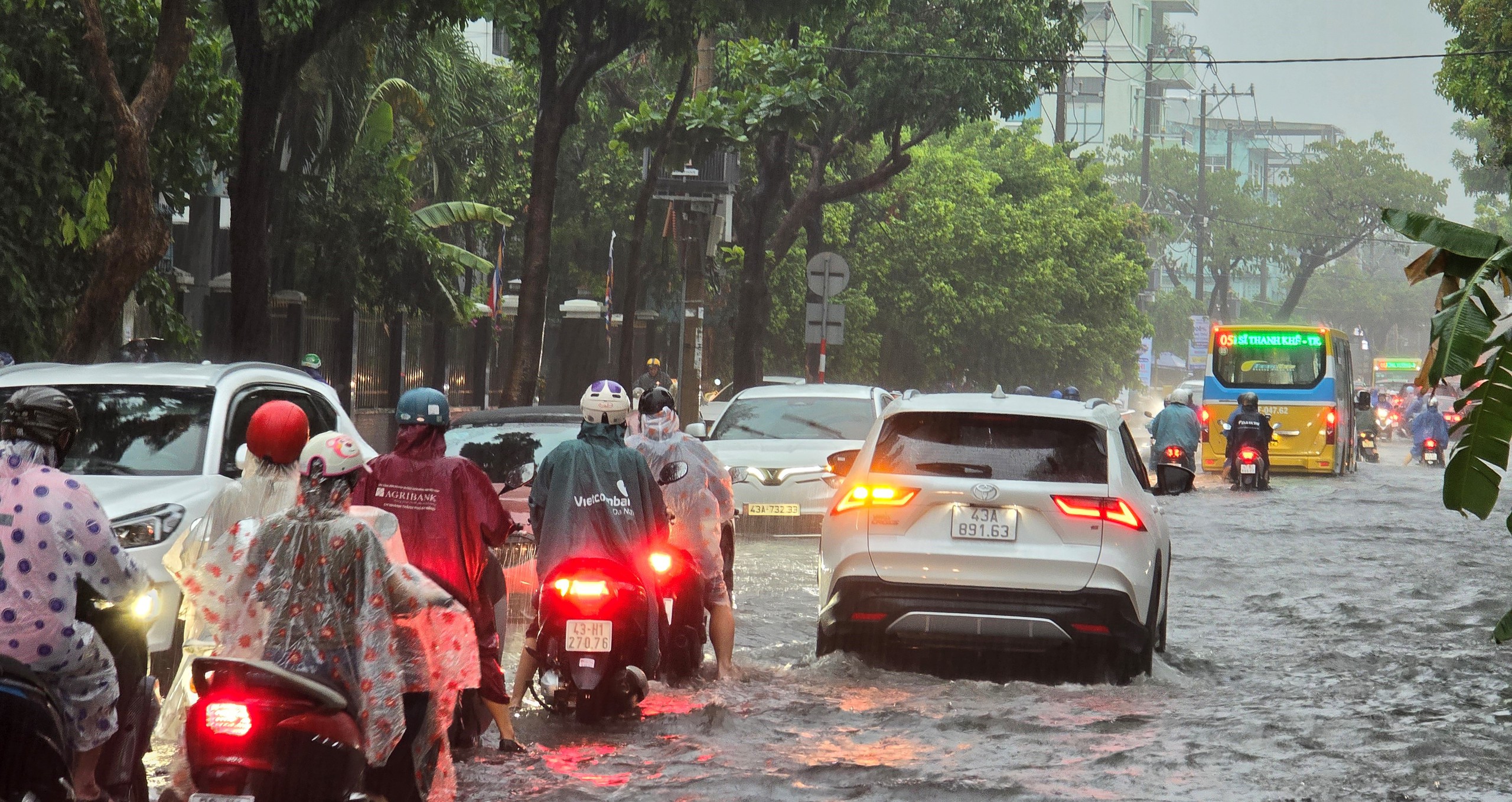 Đà Nẵng: Đường ngập sau mưa lớn, phụ huynh bì bõm đưa con đến trường- Ảnh 3.