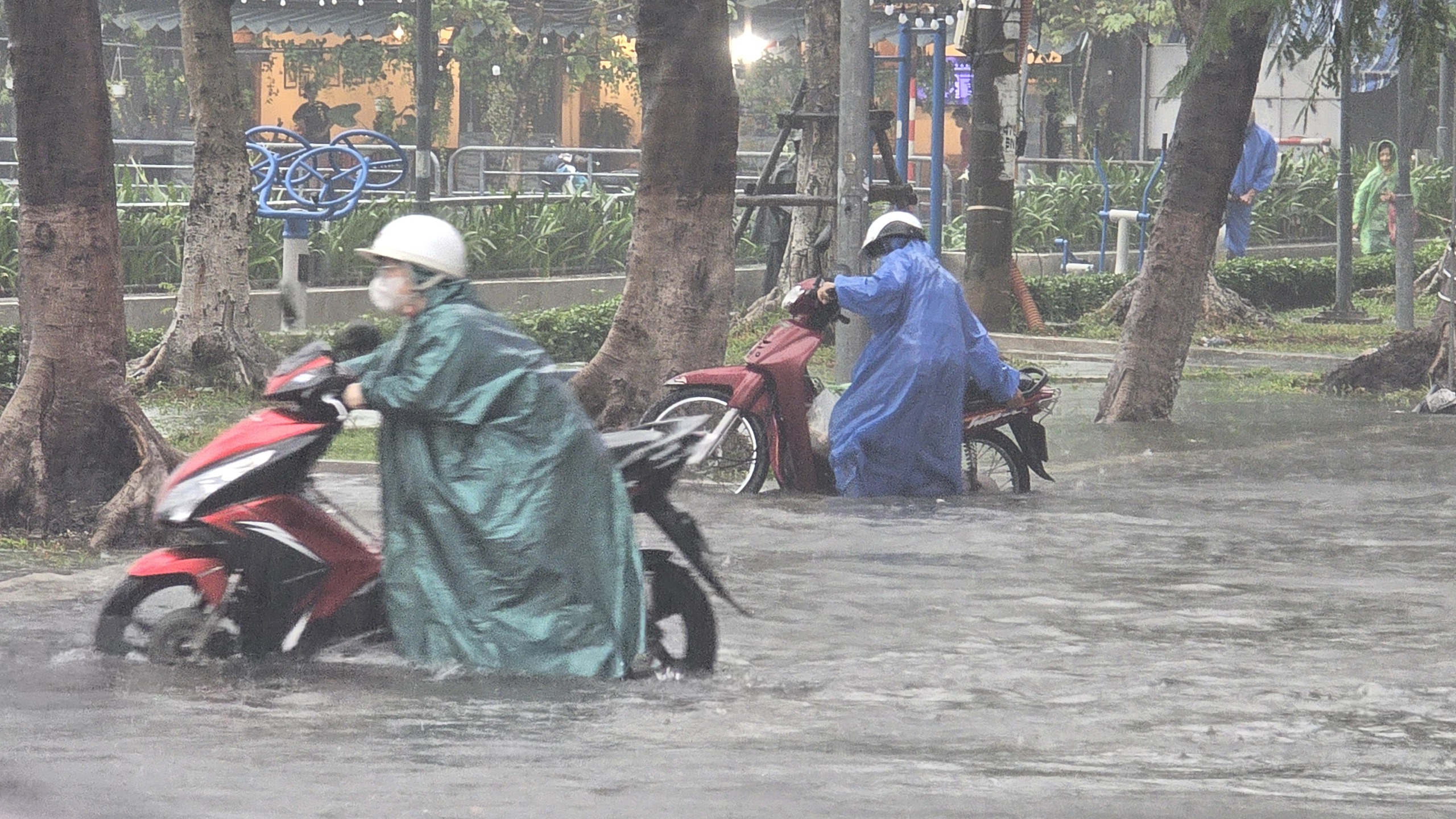 Đà Nẵng: Đường ngập sau mưa lớn, phụ huynh bì bõm đưa con đến trường- Ảnh 8.