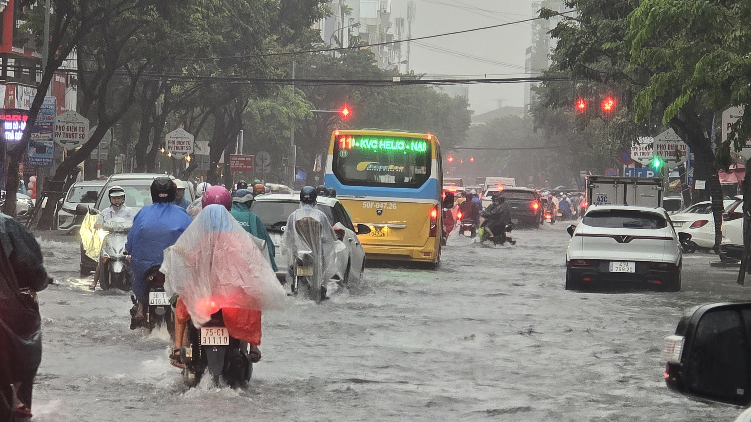 Đà Nẵng: Đường ngập sau mưa lớn, phụ huynh bì bõm đưa con đến trường- Ảnh 7.