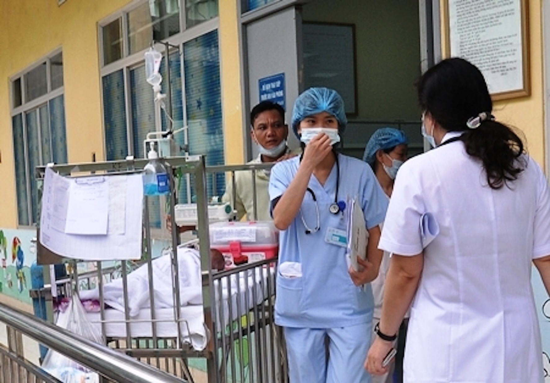 Một bệnh nhi mắc bệnh sởi được chuyển viện khi bệnh đã thuyên giảm.