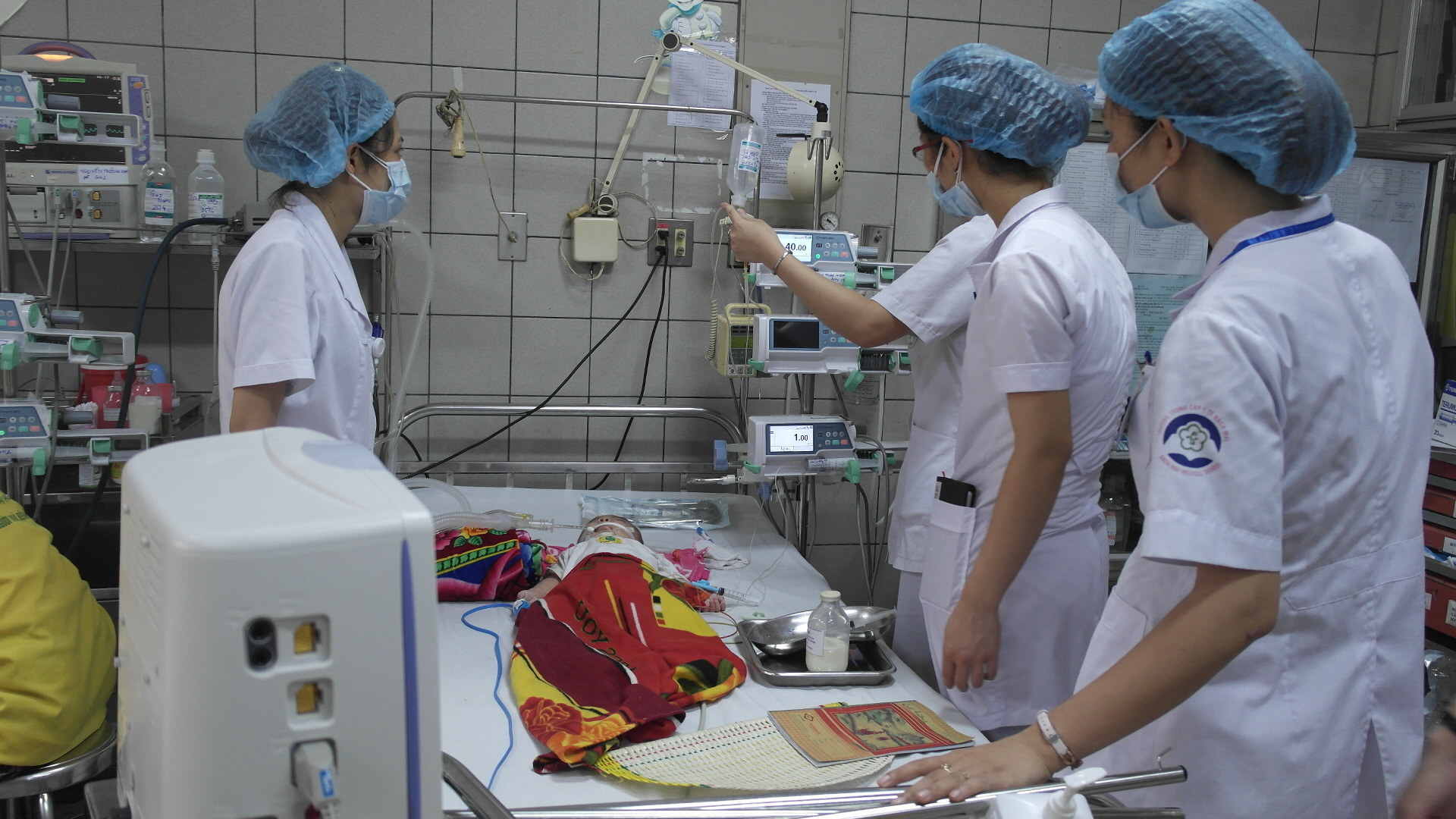 Nhân viên y tế Bệnh viện Bệnh Nhiệt đới Trung ương điều trị, chăm sóc trẻ bị sởi.