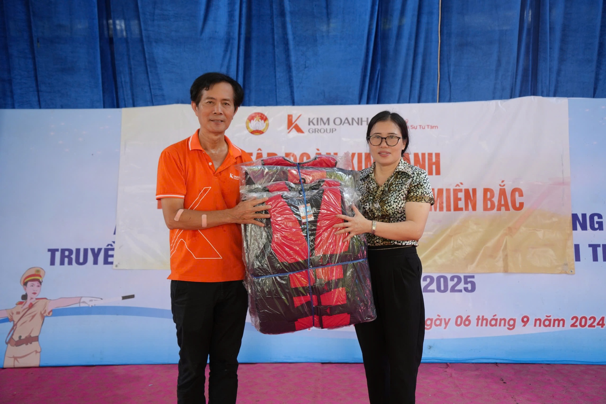 Skupina Kim Oanh podpořila více než 5 miliardami dongů, aby pomohla lidem v oblastech postižených záplavami na severu překonat těžkosti - Foto 2.  
Tập đoàn Kim Oanh hỗ trợ trên 5 tỉ đồng giúp đồng bào vùng bão lũ Miền Bắc khắc phục khó khăn- Ảnh 2.