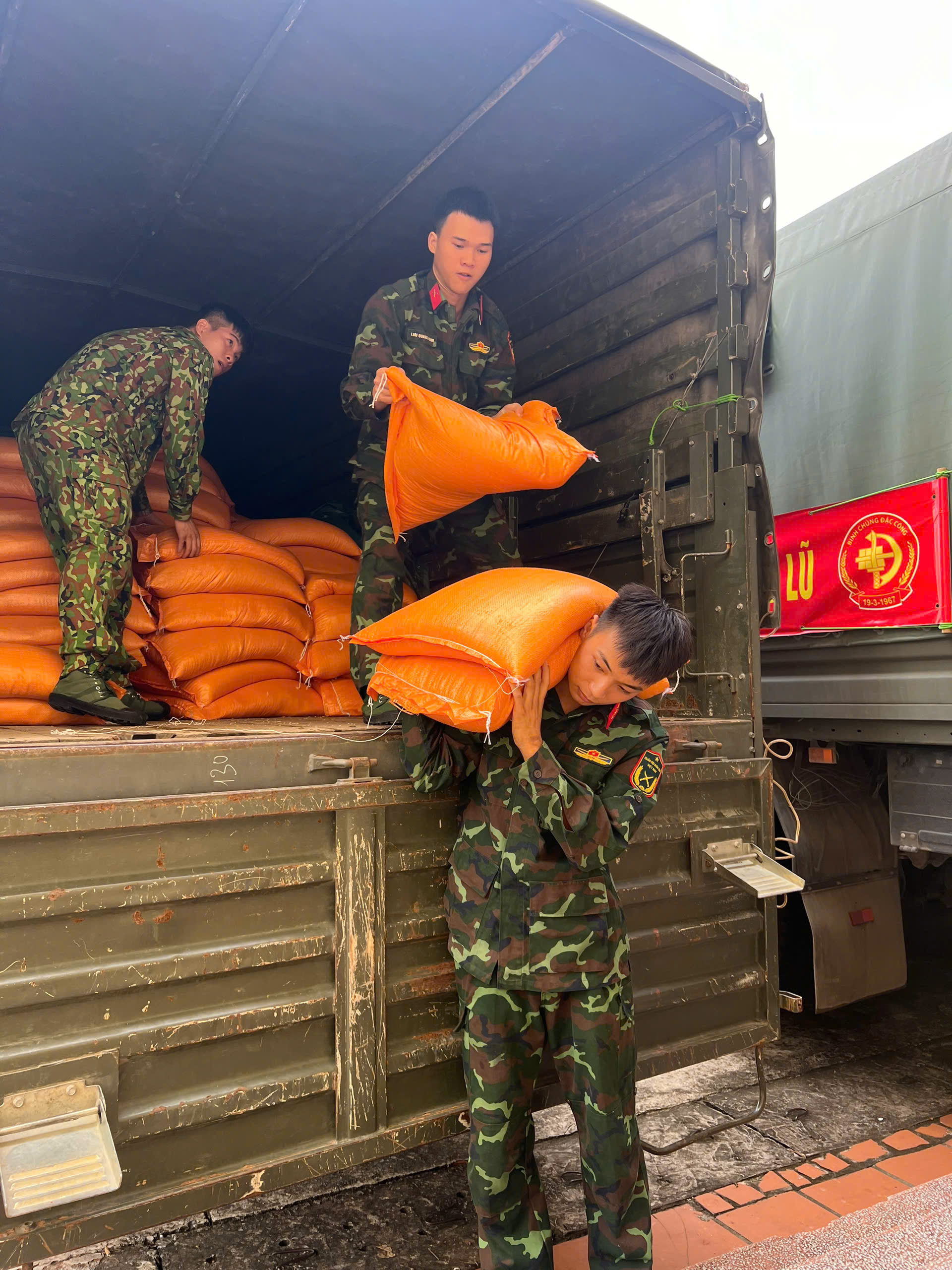 Skupina Kim Oanh podpořila více než 5 miliardami dongů, aby pomohla lidem v oblastech postižených záplavami na severu překonat těžkosti - Foto 7.  
Tập đoàn Kim Oanh hỗ trợ trên 5 tỉ đồng giúp đồng bào vùng bão lũ Miền Bắc khắc phục khó khăn- Ảnh 7.