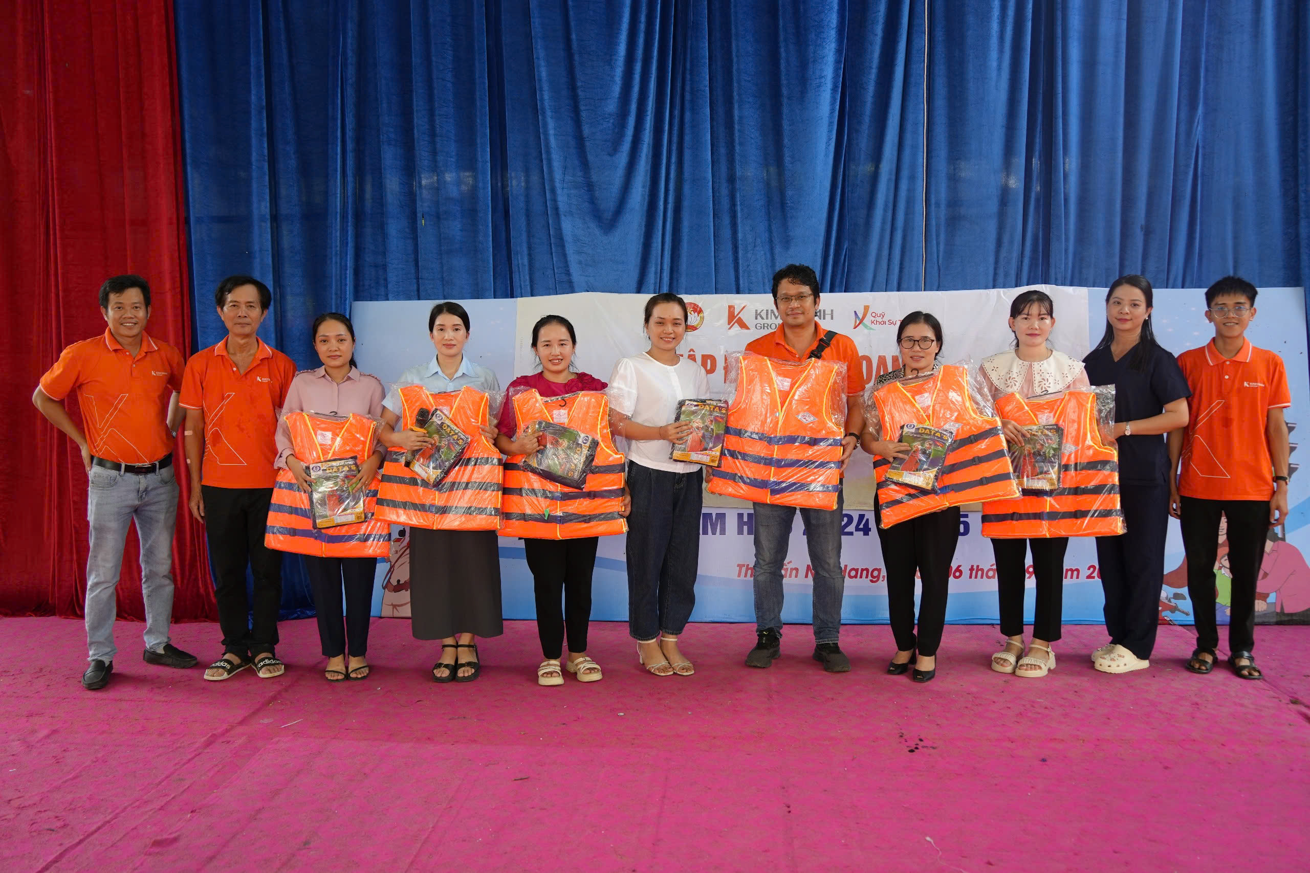 Skupina Kim Oanh podpořila více než 5 miliardami dongů, aby pomohla lidem v oblastech postižených záplavami na severu překonat těžkosti - Foto 8.  
Tập đoàn Kim Oanh hỗ trợ trên 5 tỉ đồng giúp đồng bào vùng bão lũ Miền Bắc khắc phục khó khăn- Ảnh 8.
