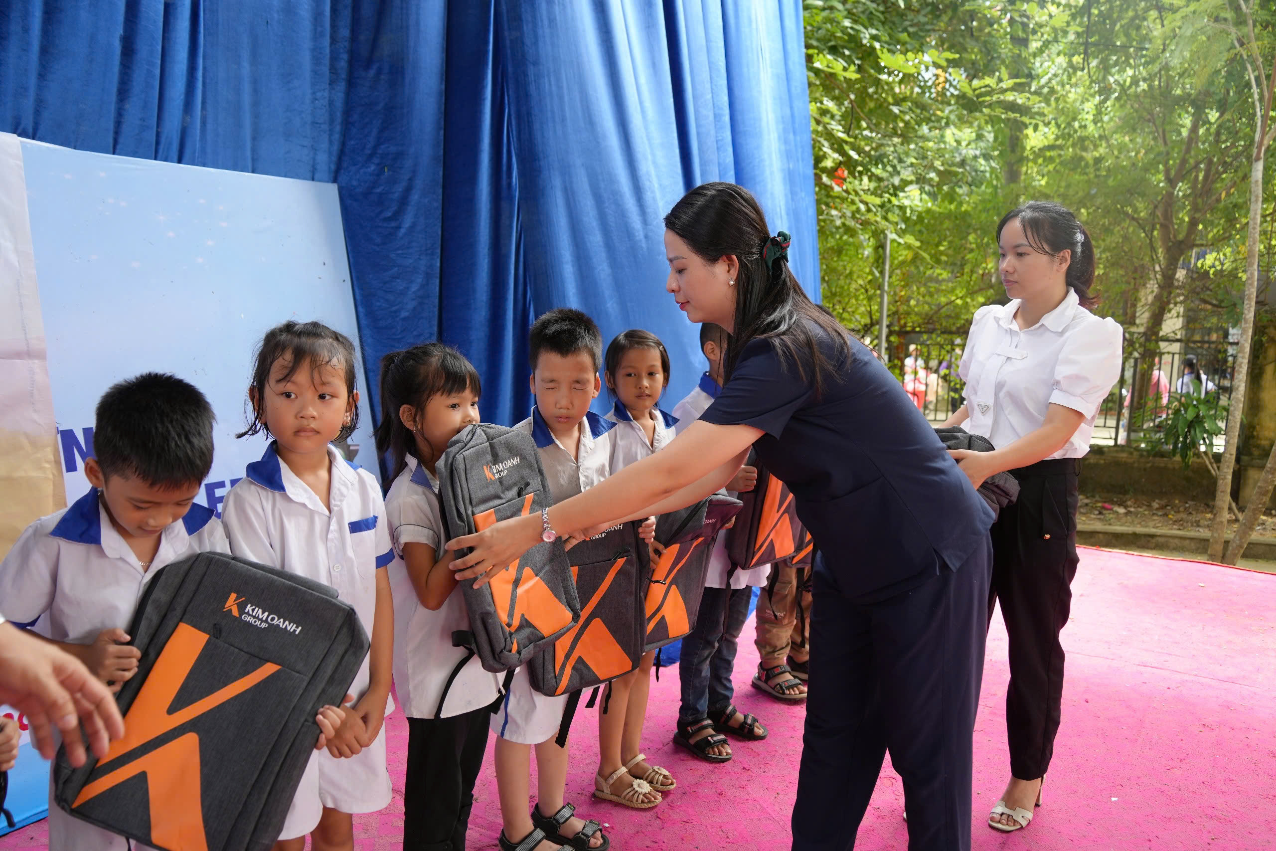 Skupina Kim Oanh podpořila více než 5 miliardami dongů, aby pomohla lidem v oblastech postižených záplavami na severu překonat těžkosti - Foto 6.  
Tập đoàn Kim Oanh hỗ trợ trên 5 tỉ đồng giúp đồng bào vùng bão lũ Miền Bắc khắc phục khó khăn- Ảnh 6.