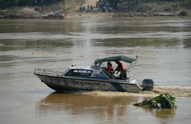 Vụ sập cầu Phong Châu: Phát hiện thêm 1 thi thể tài xế đầu kéo- Ảnh 1.