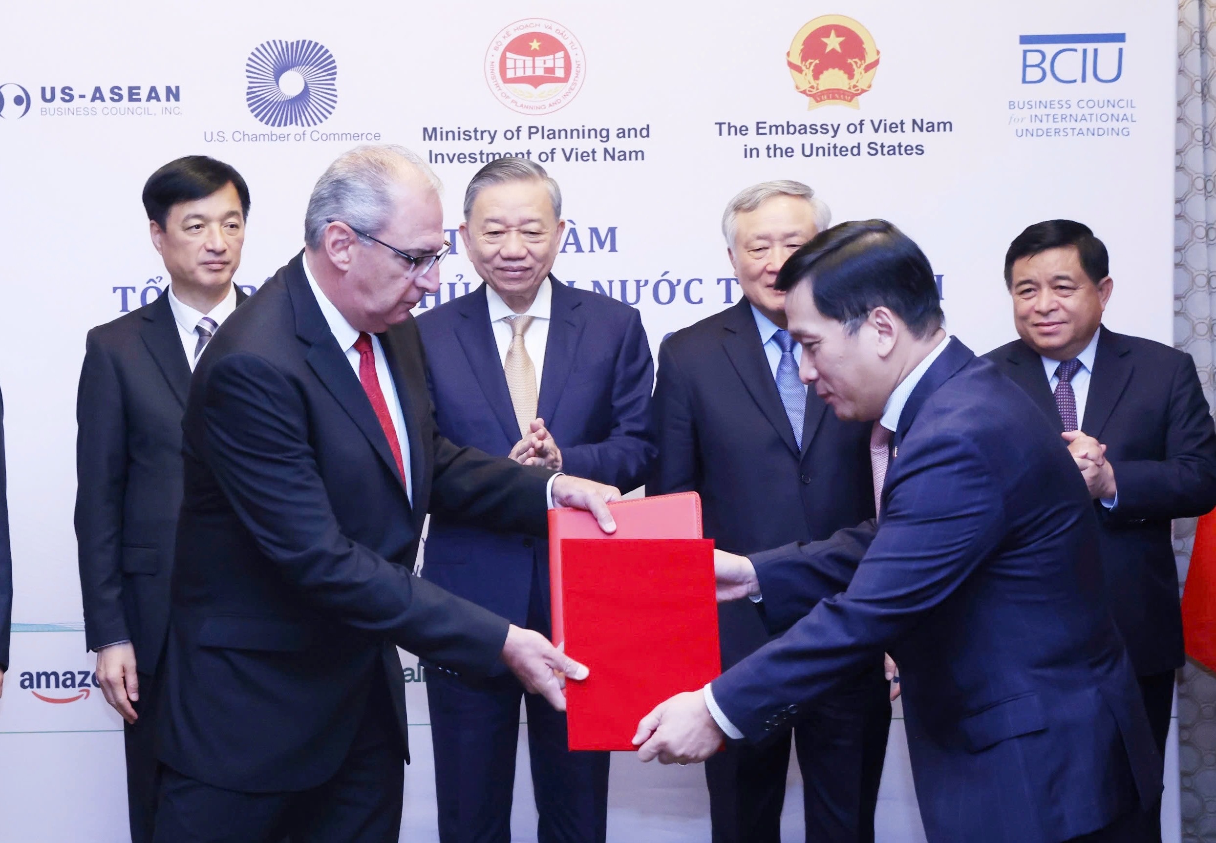 Vietjet và Tập đoàn Kỹ thuật hàng không vũ trụ Honeywell trao thỏa thuận 1,1 tỉ USD- Ảnh 1. Vietjet và Tập đoàn Kỹ thuật hàng không vũ trụ Honeywell trao thỏa thuận 1,1 tỉ USD- Ảnh 1.