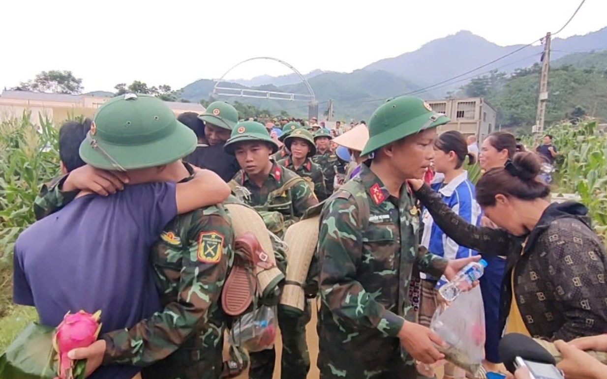 Xúc động hình ảnh người dân xếp hàng dài, bật khóc khi tiễn các anh bộ đội rời Làng Nủ