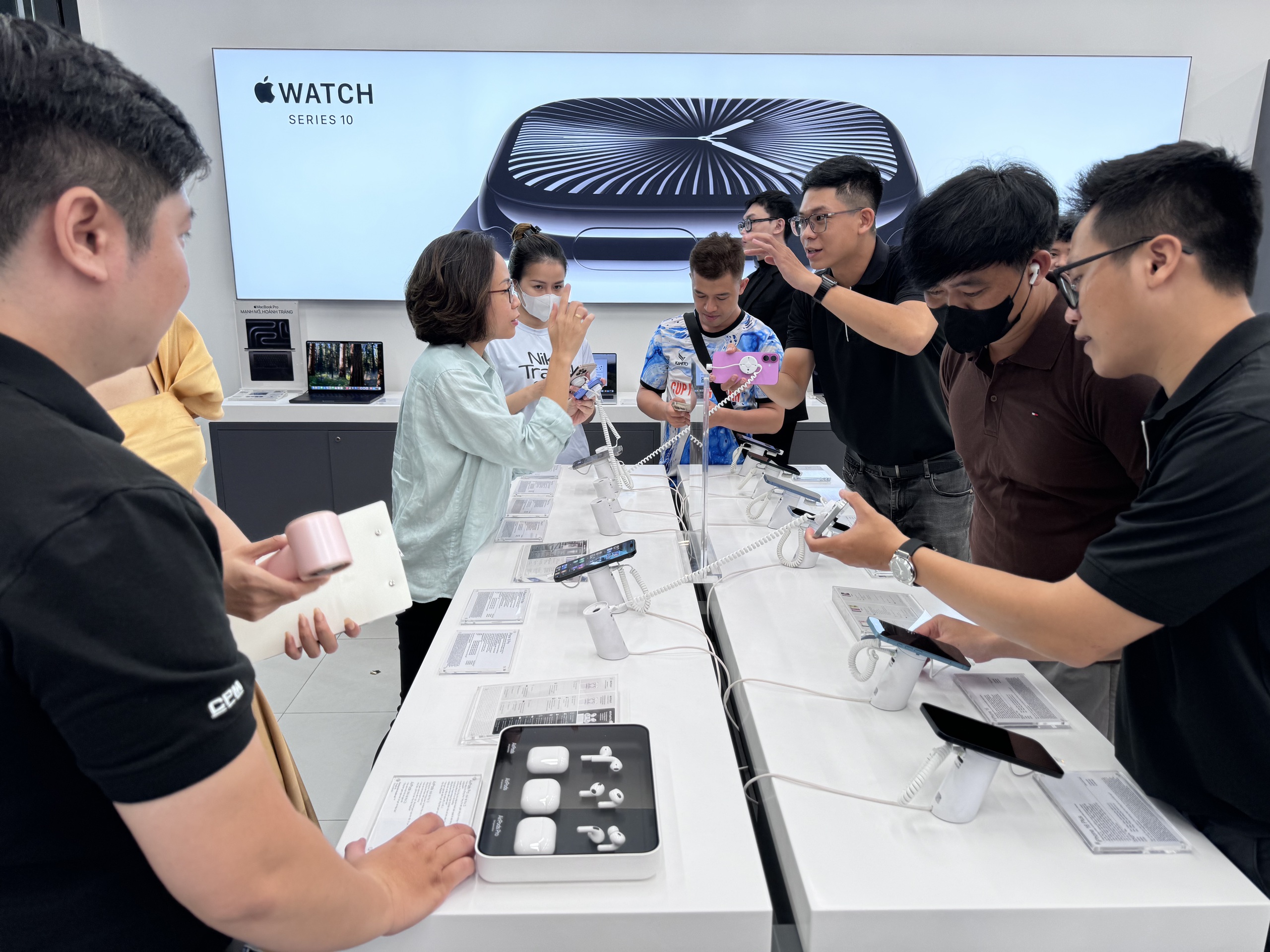 Rồng rắn xếp hàng lúc nửa đêm để được nhận iPhone 16 series chính hãng- Ảnh 7.