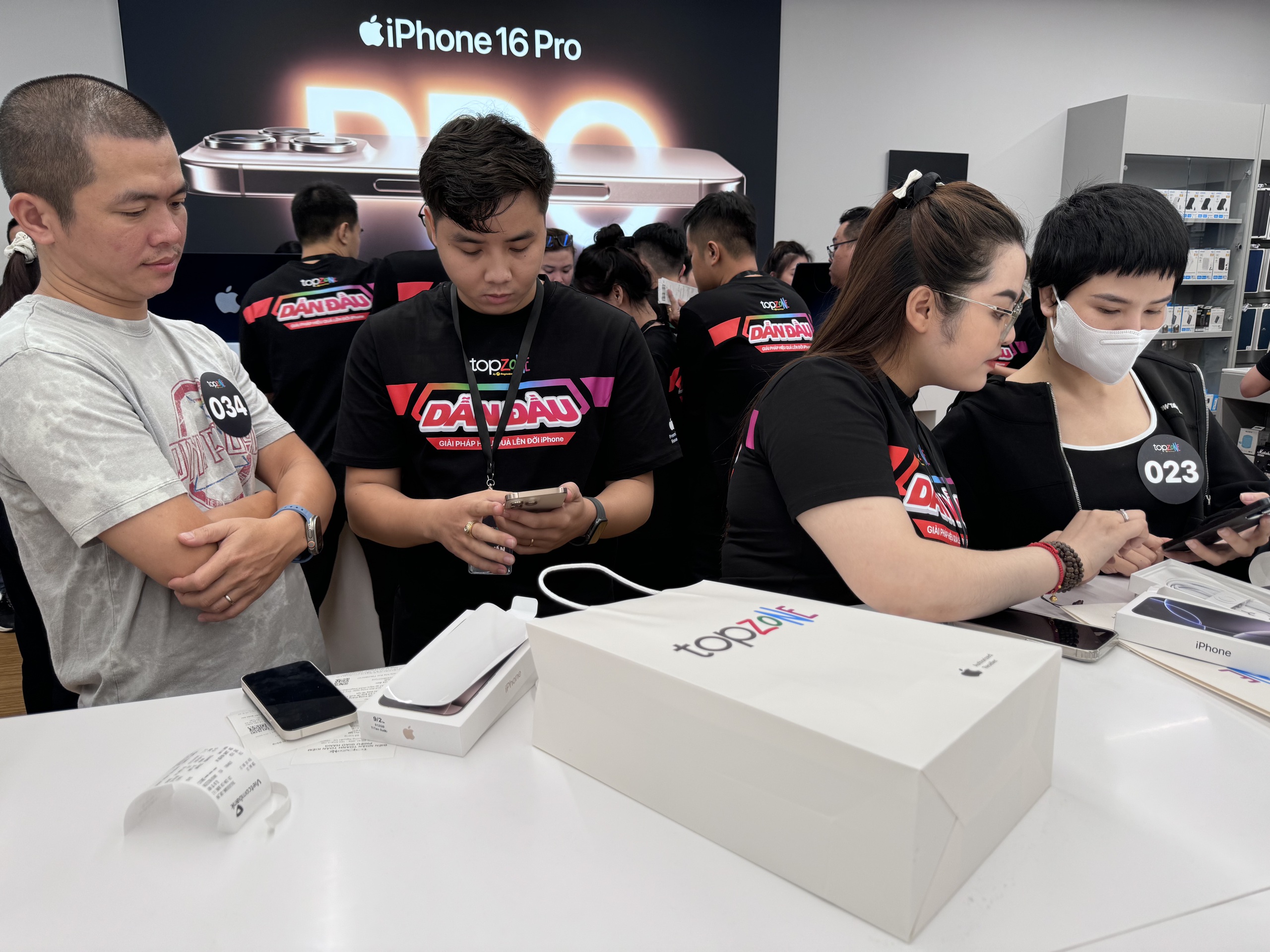 Rồng rắn xếp hàng lúc nửa đêm để được nhận iPhone 16 series chính hãng- Ảnh 8.