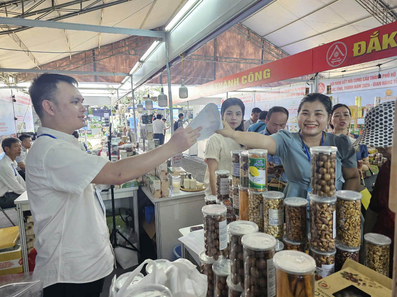 Săn yến sào, đông trùng hạ thảo… khuyến mãi trong livestream tại hội nghị Kết nối cung cầu TP HCM- Ảnh 6.