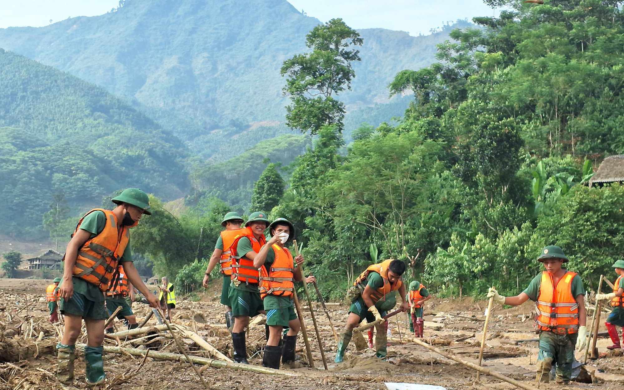 Vụ sạt lở đất khiến 57 người tử vong tại Làng Nủ: Còn 10 người mất tích