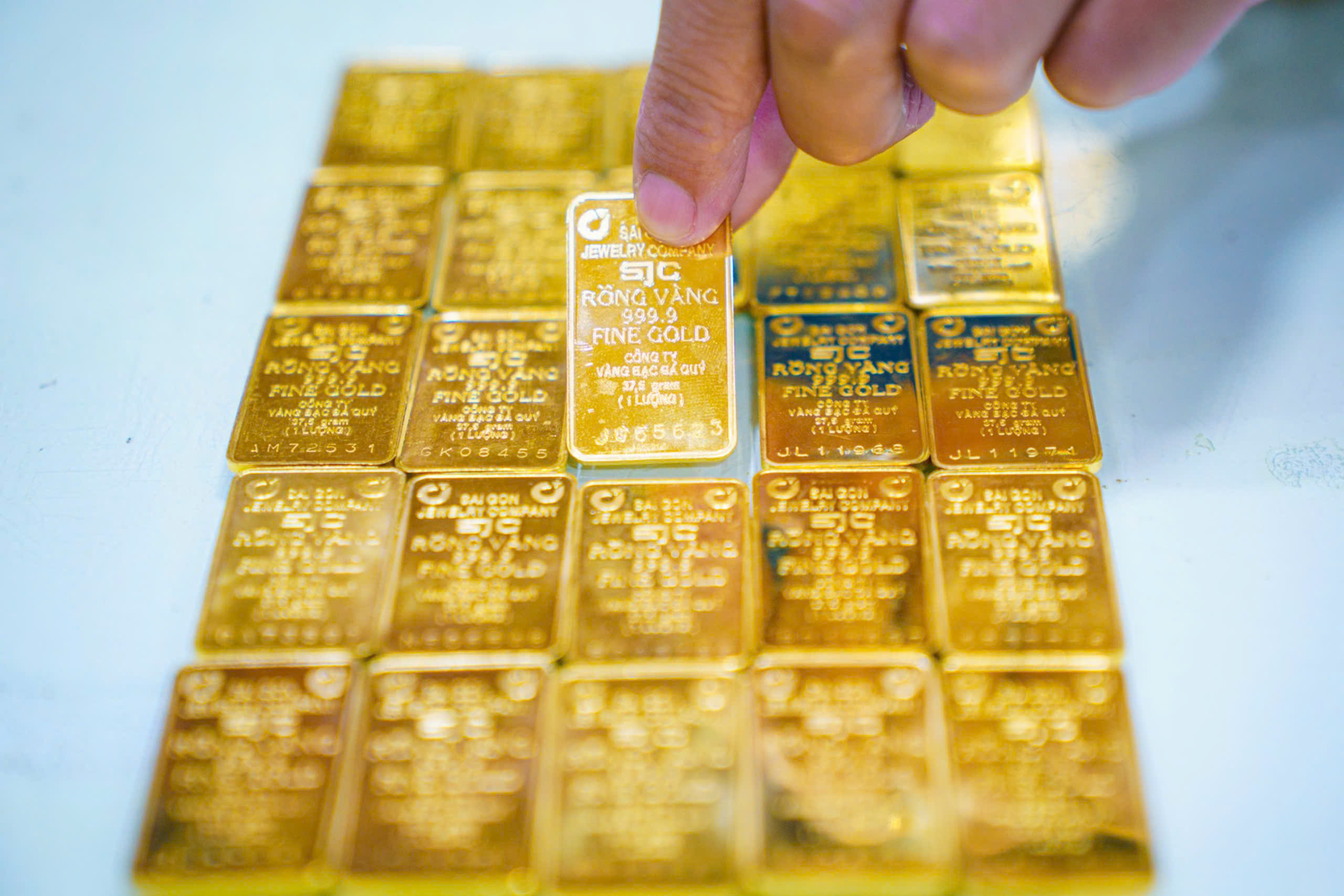 Tối 14-11, giá vàng bất ngờ rớt thẳng đứng - Ảnh 1.