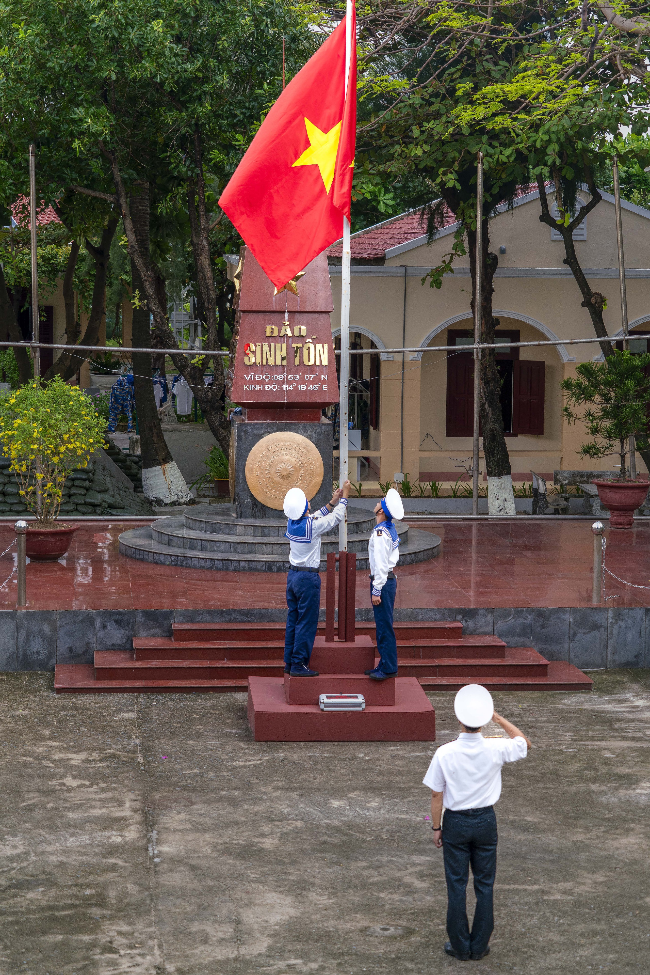 Ảnh đẹp trong tuần: Cờ Tổ quốc và người lính- Ảnh 1.